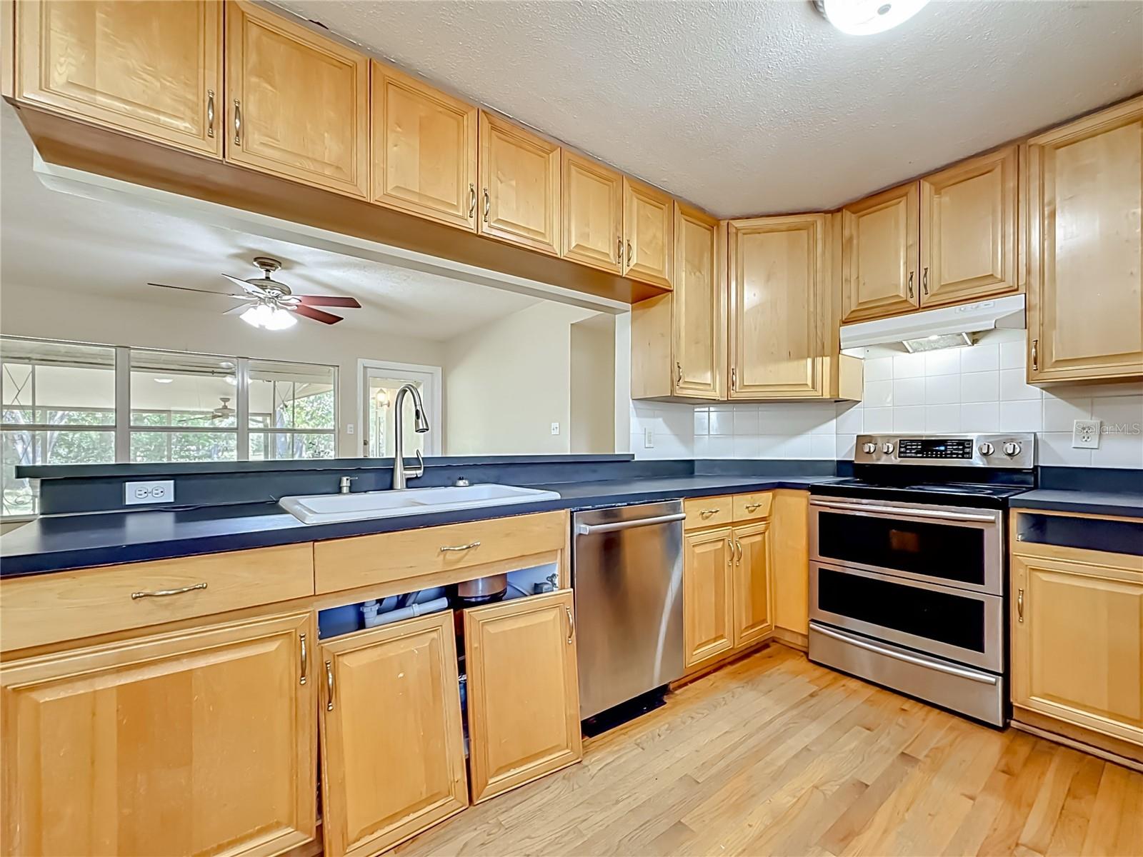 1003 W OUTBOUND PL, TAMPA, FL, 33612