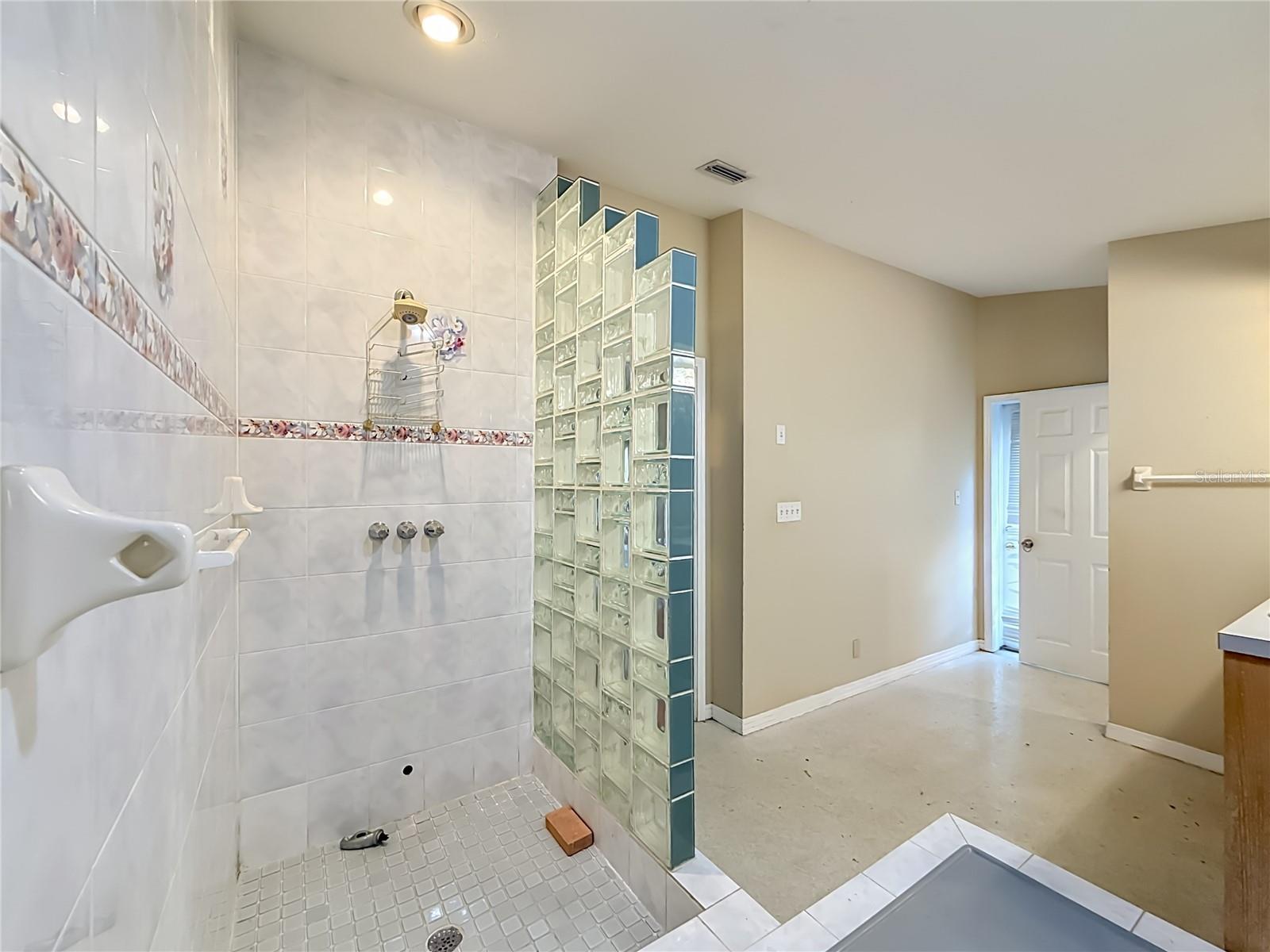 1003 W OUTBOUND PL, TAMPA, FL, 33612