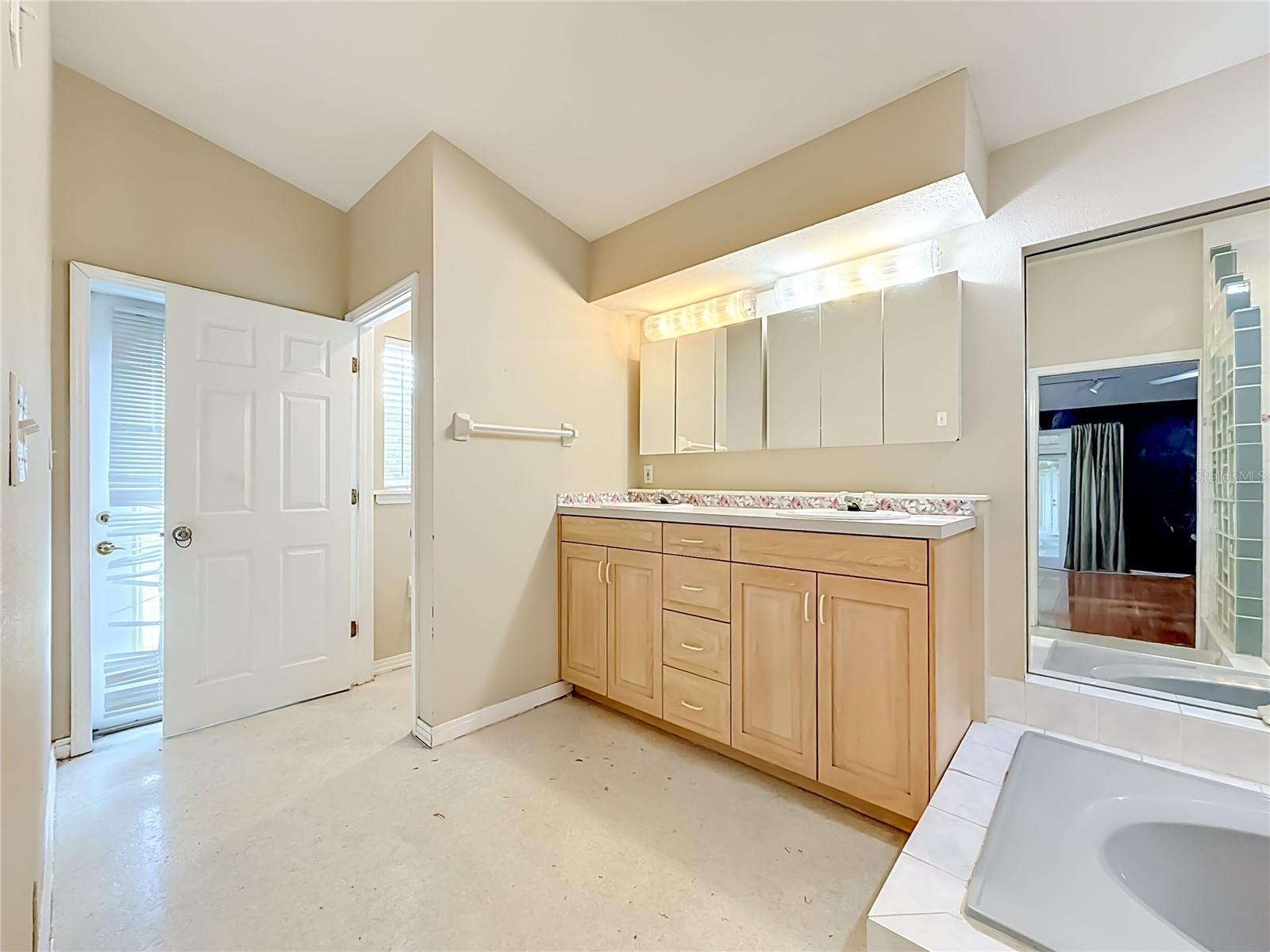 1003 W OUTBOUND PL, TAMPA, FL, 33612