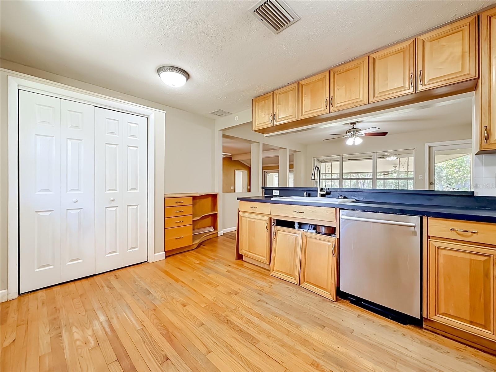 1003 W OUTBOUND PL, TAMPA, FL, 33612