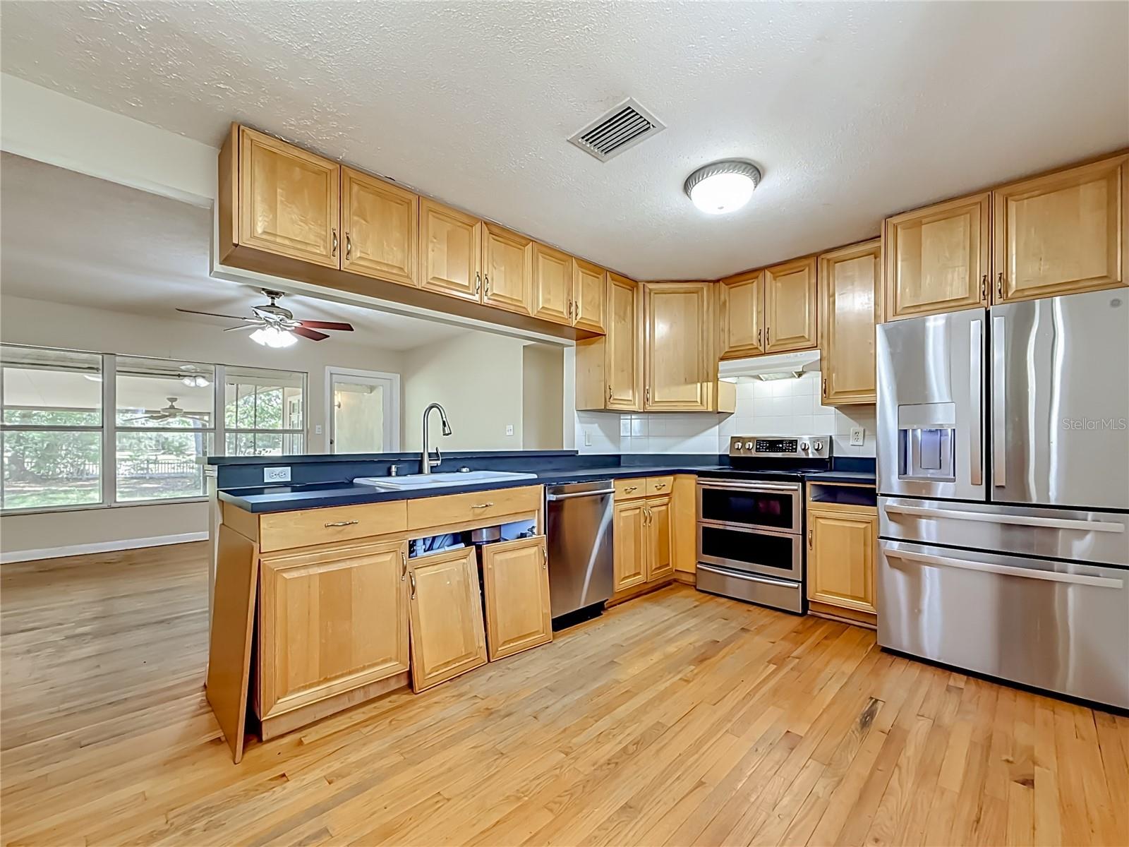 1003 W OUTBOUND PL, TAMPA, FL, 33612
