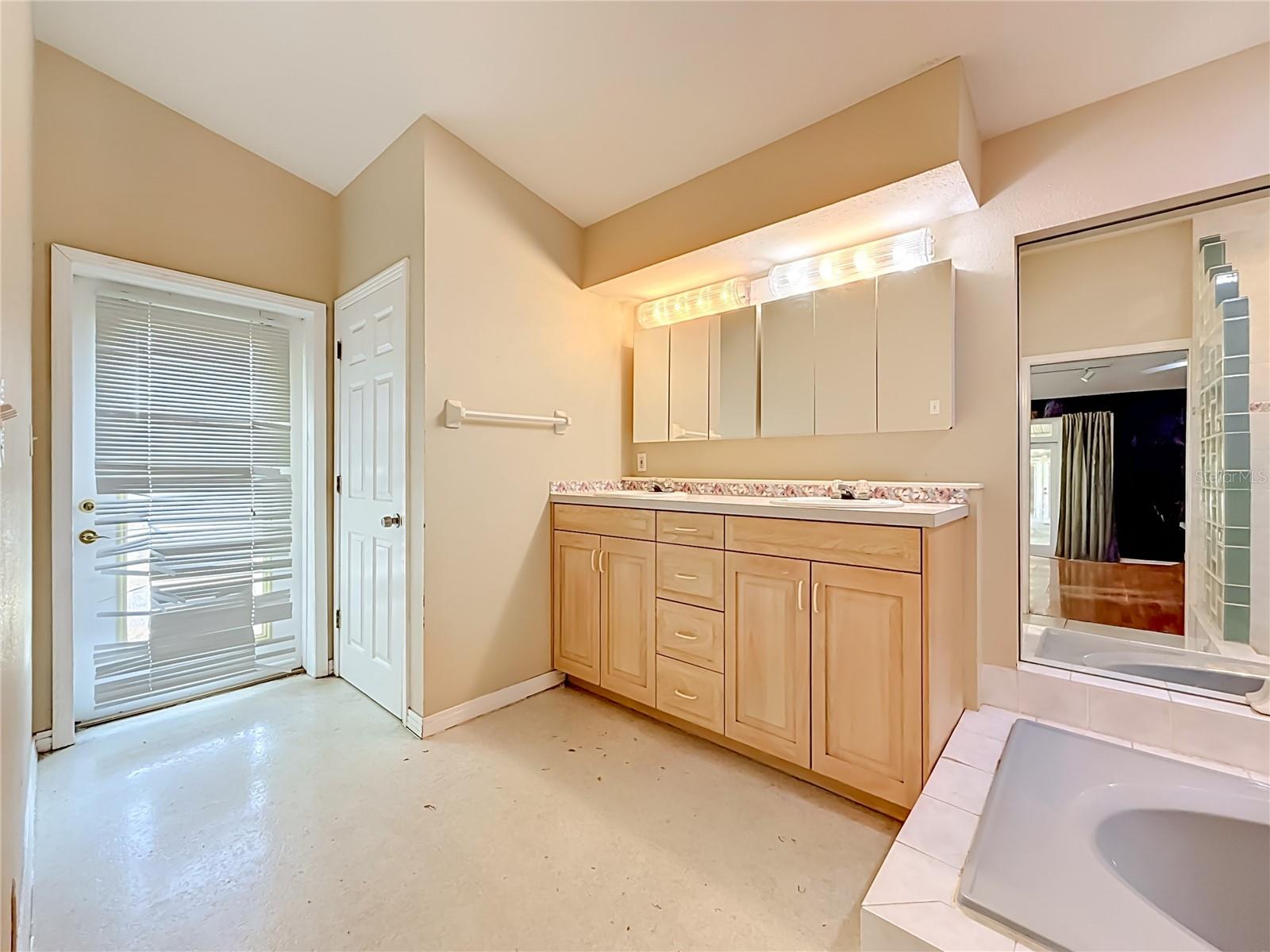 1003 W OUTBOUND PL, TAMPA, FL, 33612