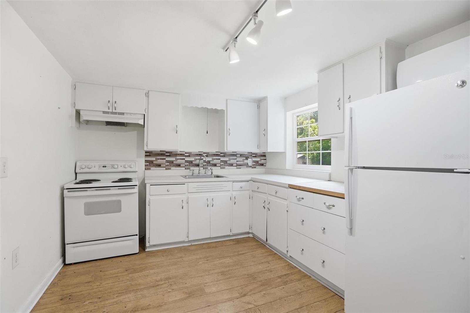 810 S MASSACHUSETTS AVE, DELAND, FL, 32724