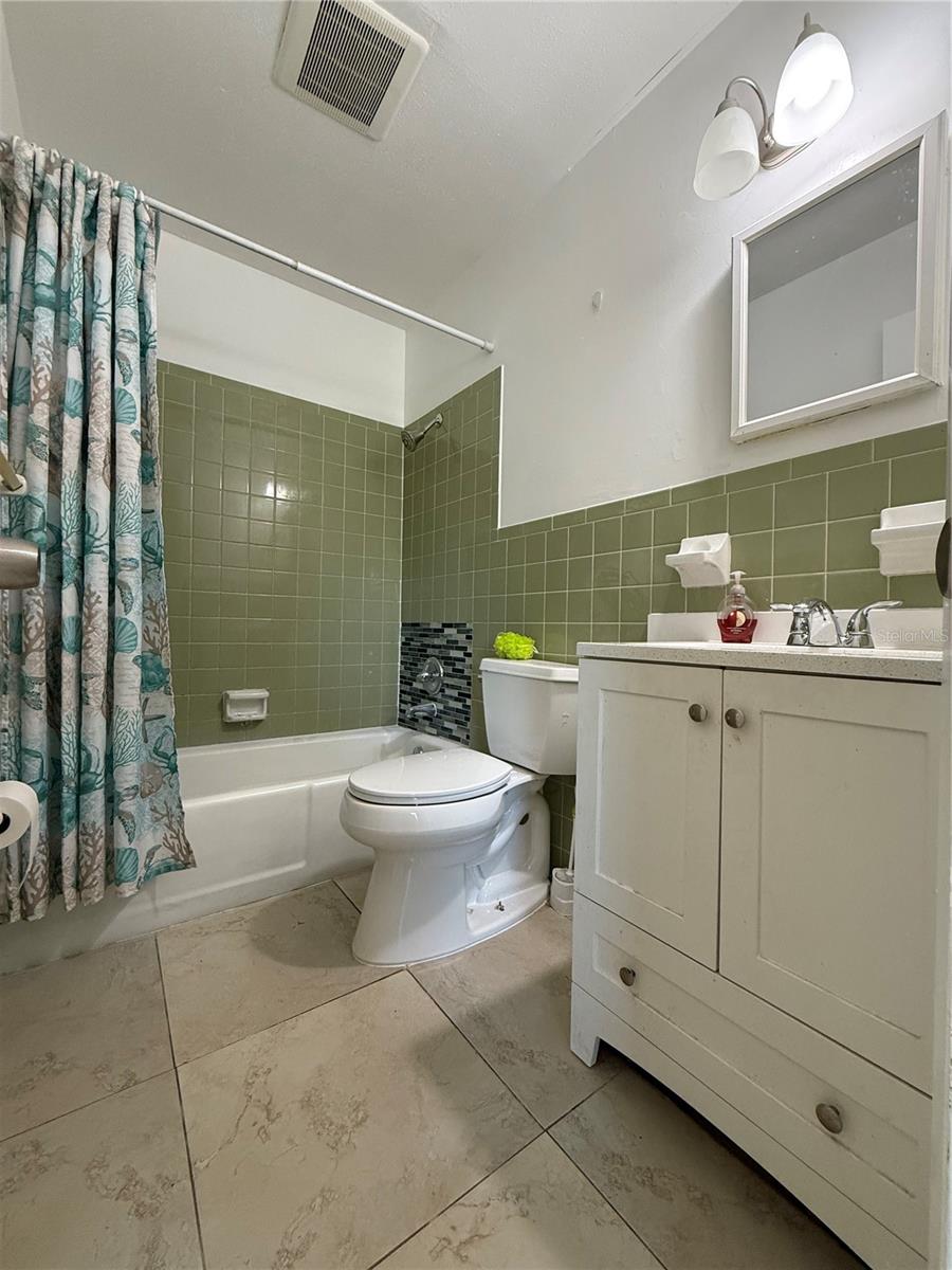 2122 GULF CITY RD, RUSKIN, FL, 33570