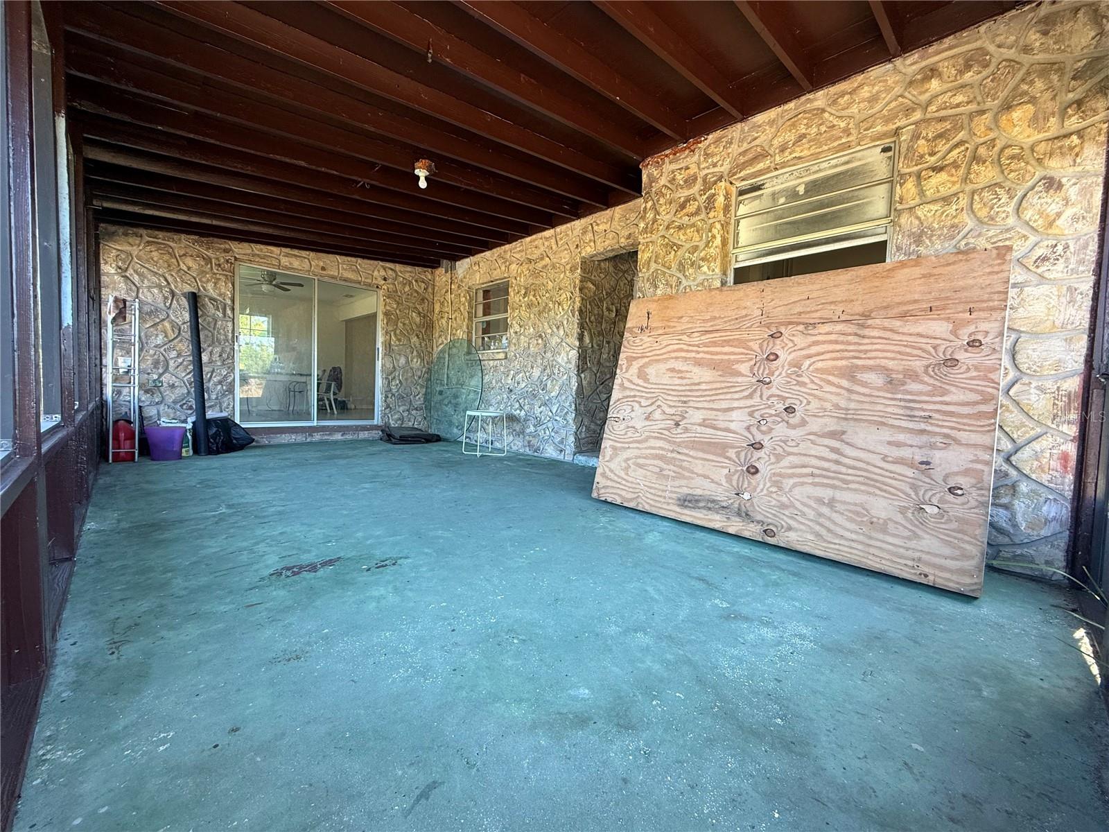 2122 GULF CITY RD, RUSKIN, FL, 33570