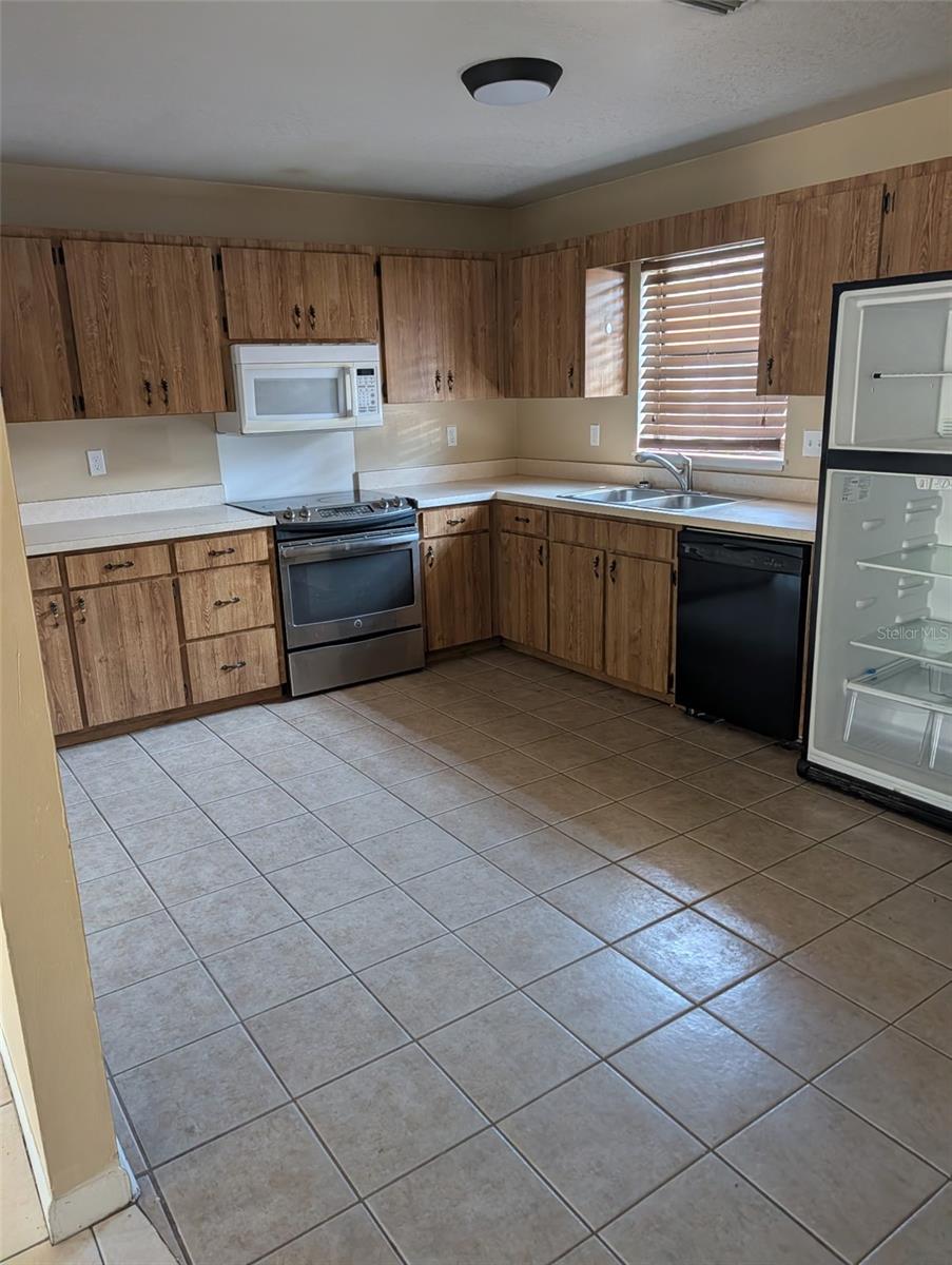 814 N SAINT CLAIR ABRAMS AVE, TAVARES, FL, 32778