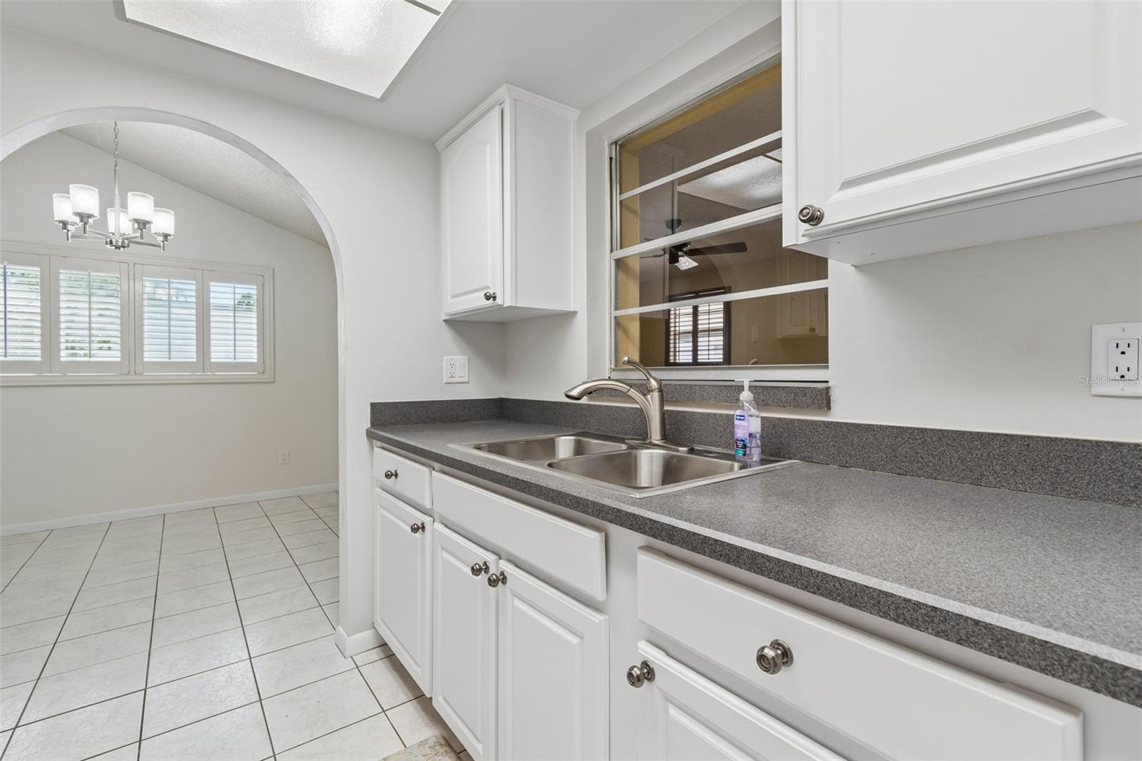 8806 OAK CIR, TAMPA, FL, 33615