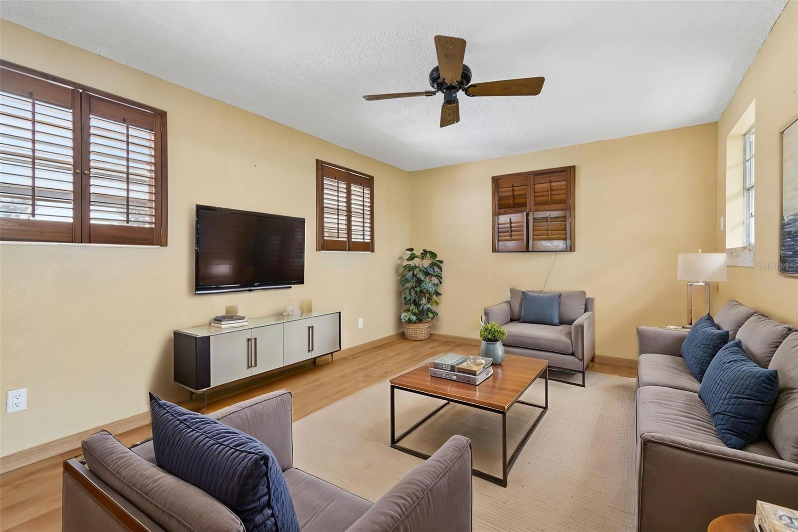 8806 OAK CIR, TAMPA, FL, 33615