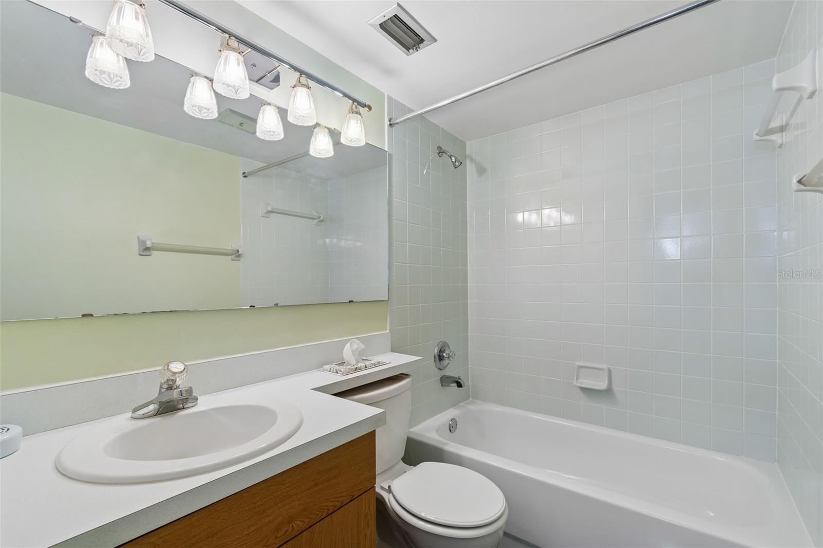 8806 OAK CIR, TAMPA, FL, 33615