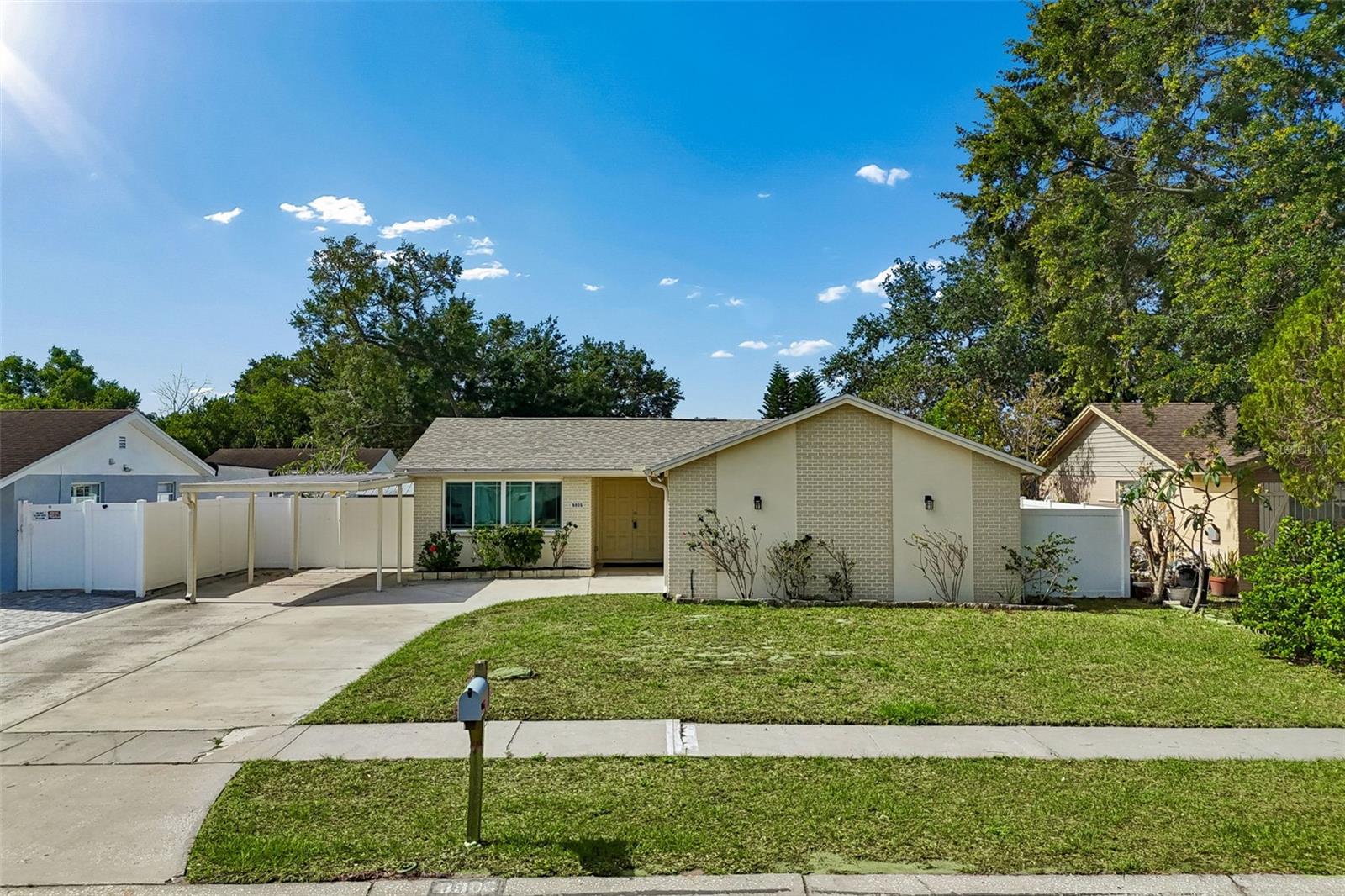 8806 OAK CIR, TAMPA, FL, 33615