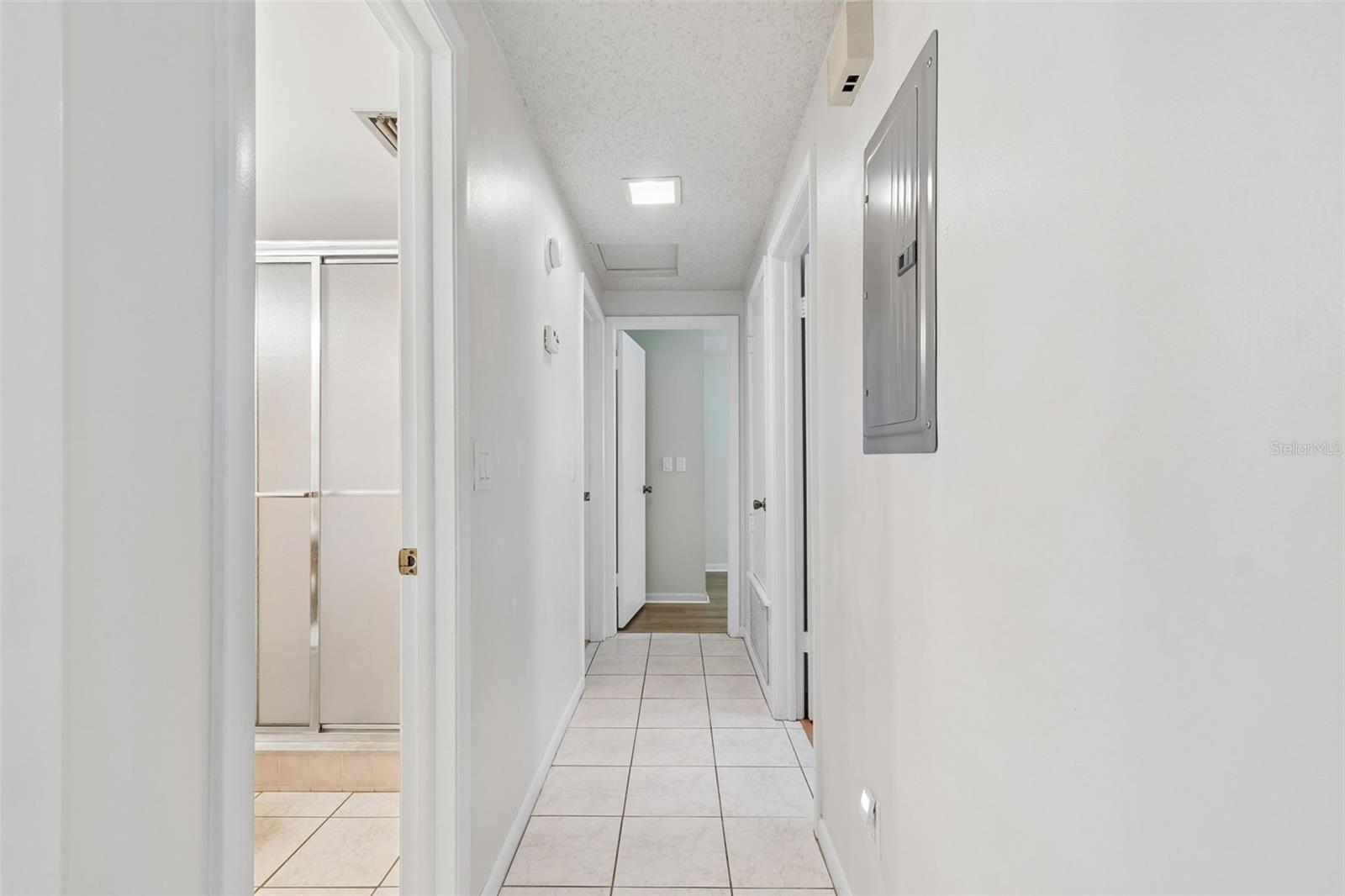 8806 OAK CIR, TAMPA, FL, 33615