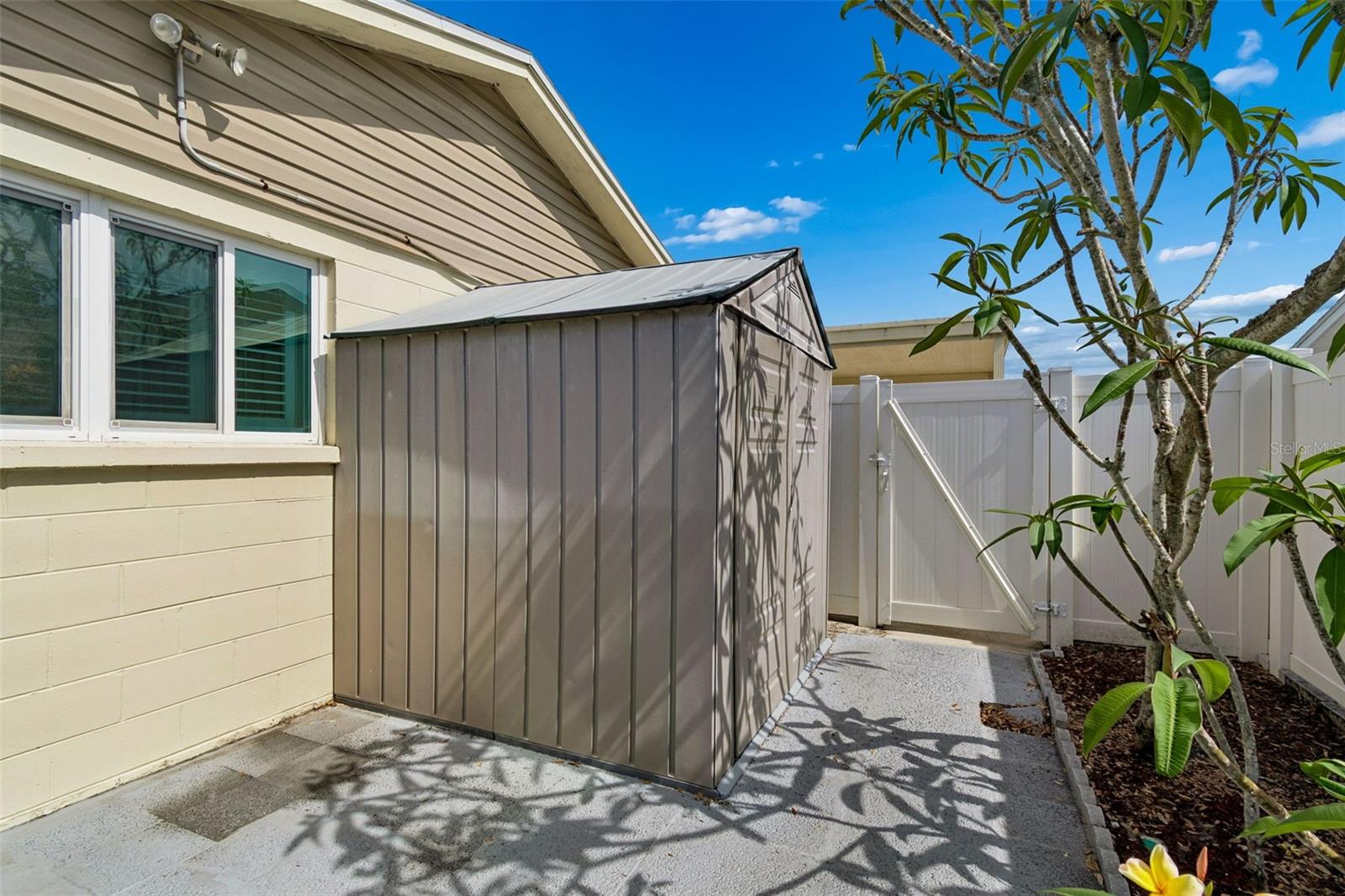 8806 OAK CIR, TAMPA, FL, 33615