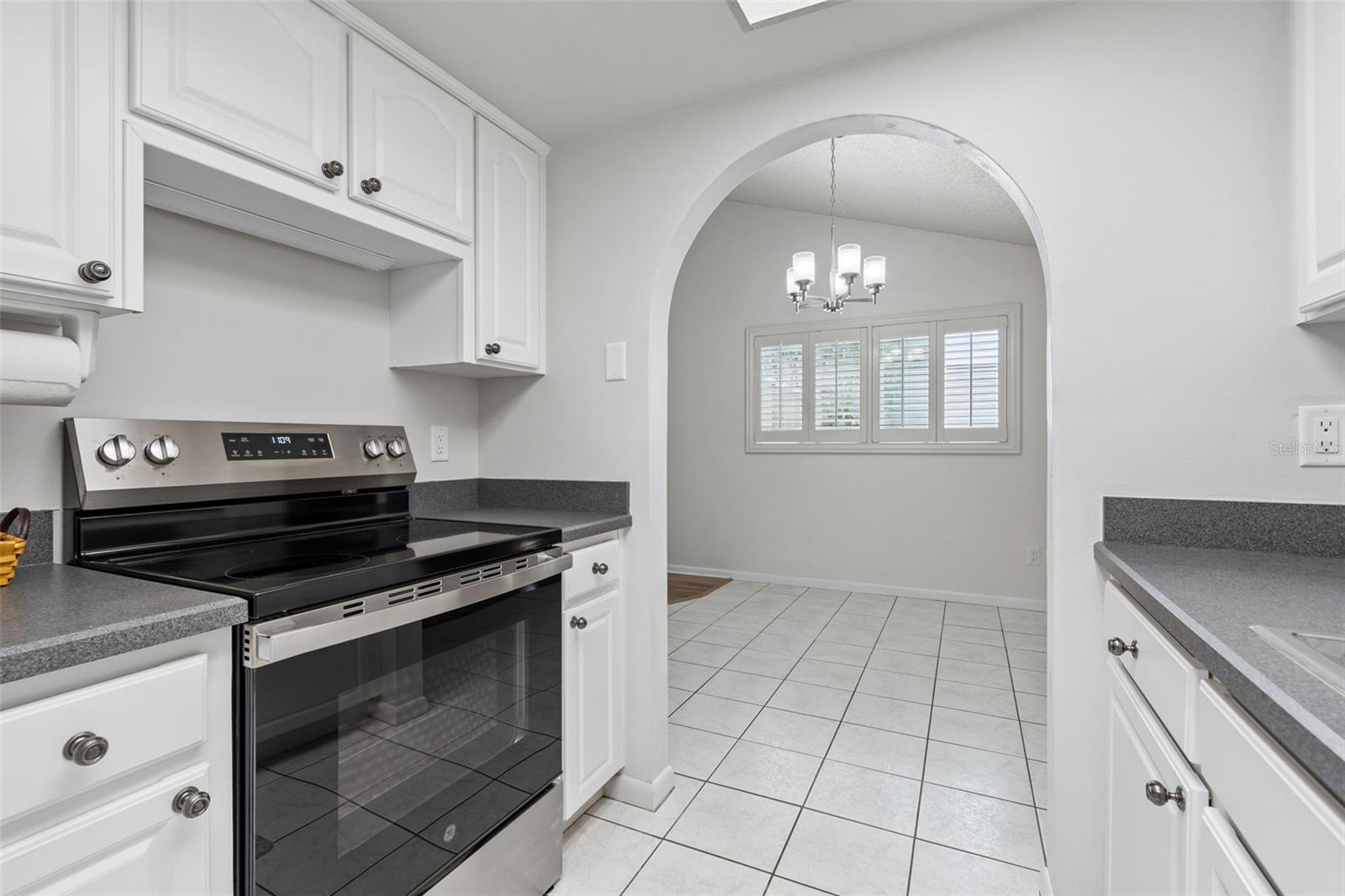 8806 OAK CIR, TAMPA, FL, 33615
