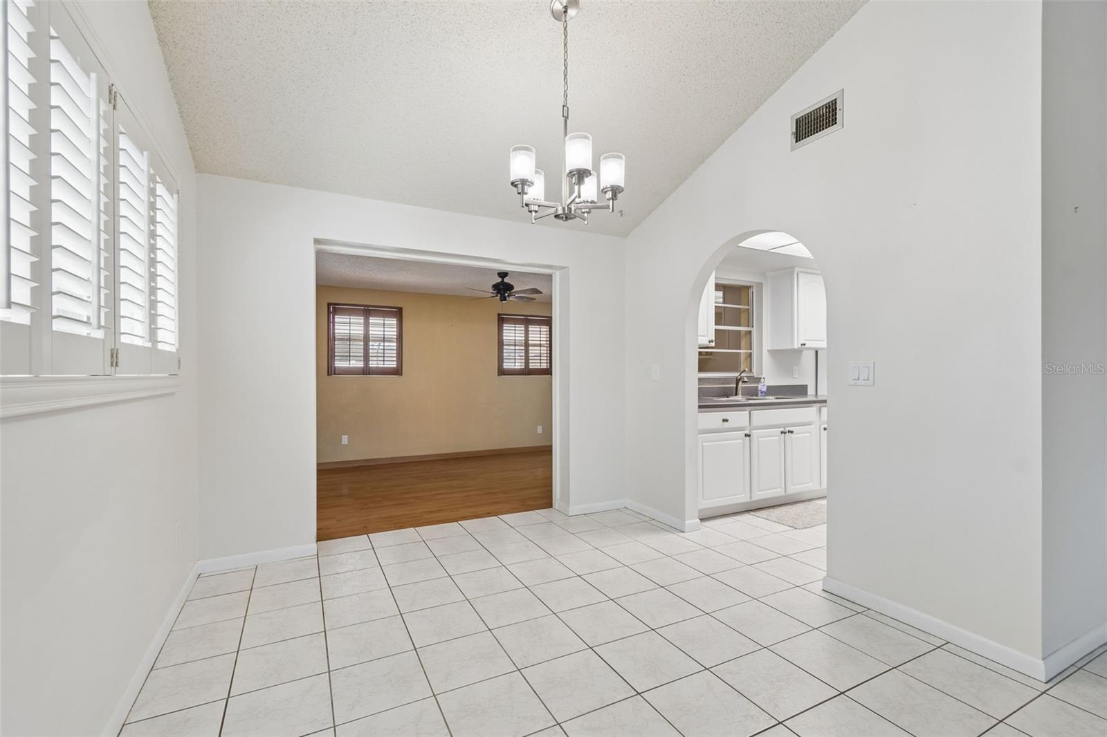 8806 OAK CIR, TAMPA, FL, 33615