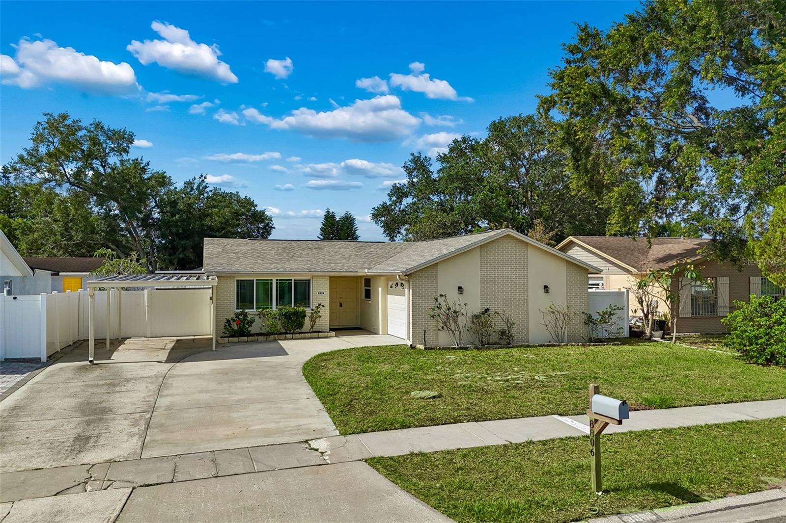8806 OAK CIR, TAMPA, FL, 33615