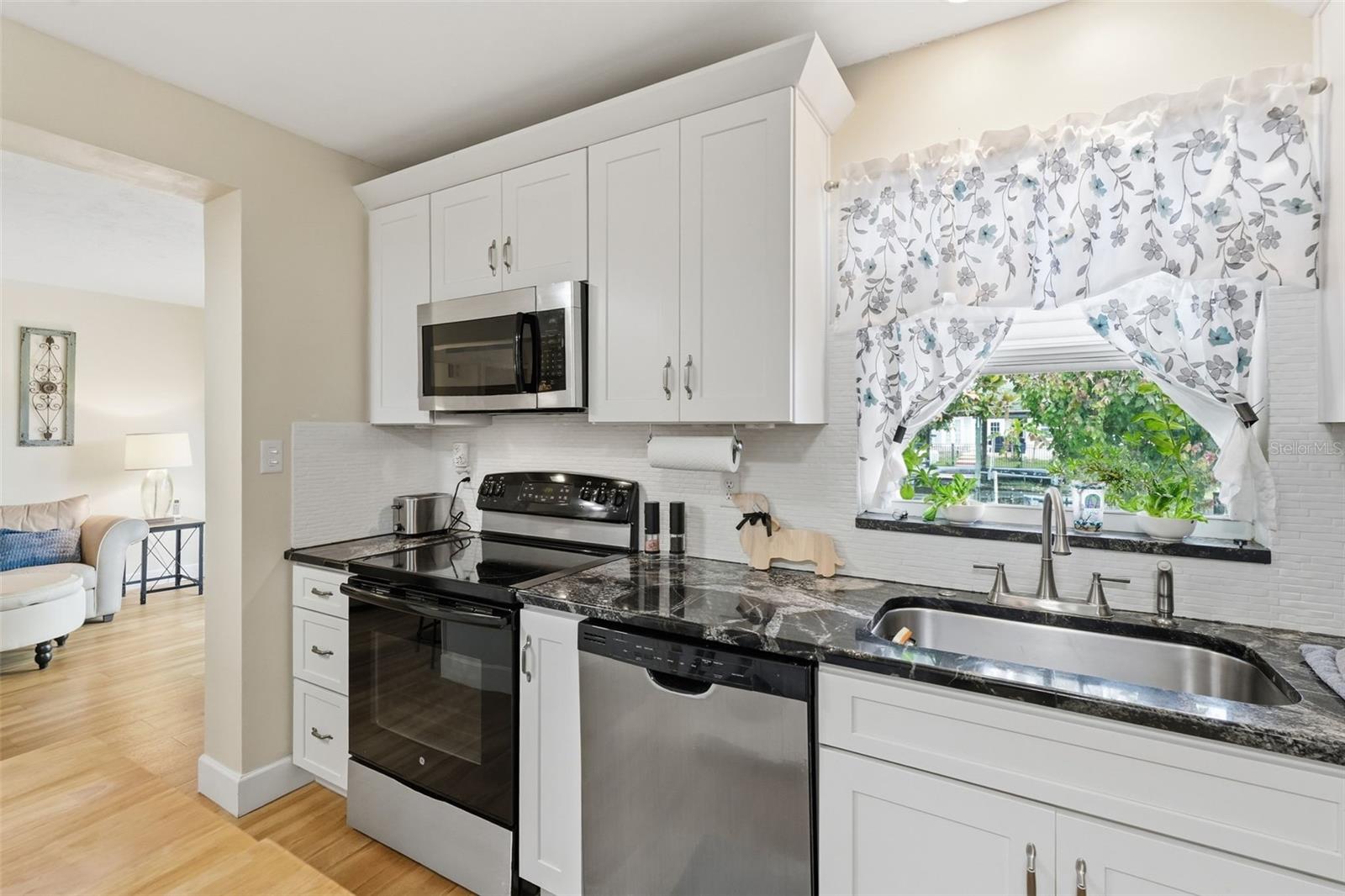 179 E CANAL DR, PALM HARBOR, FL, 34684
