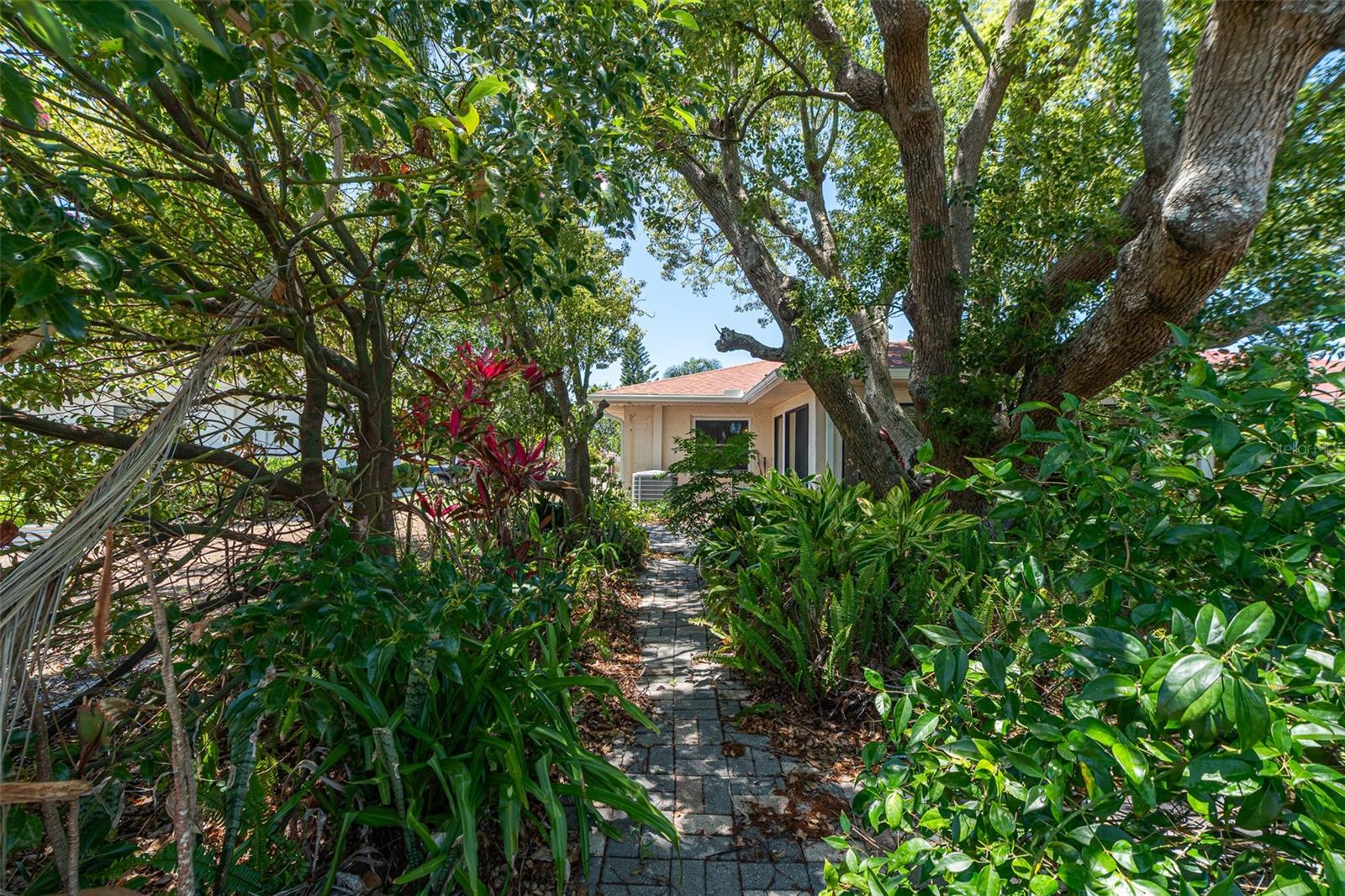 1027 BLUEWATER DR, SUN CITY CENTER, FL, 33573