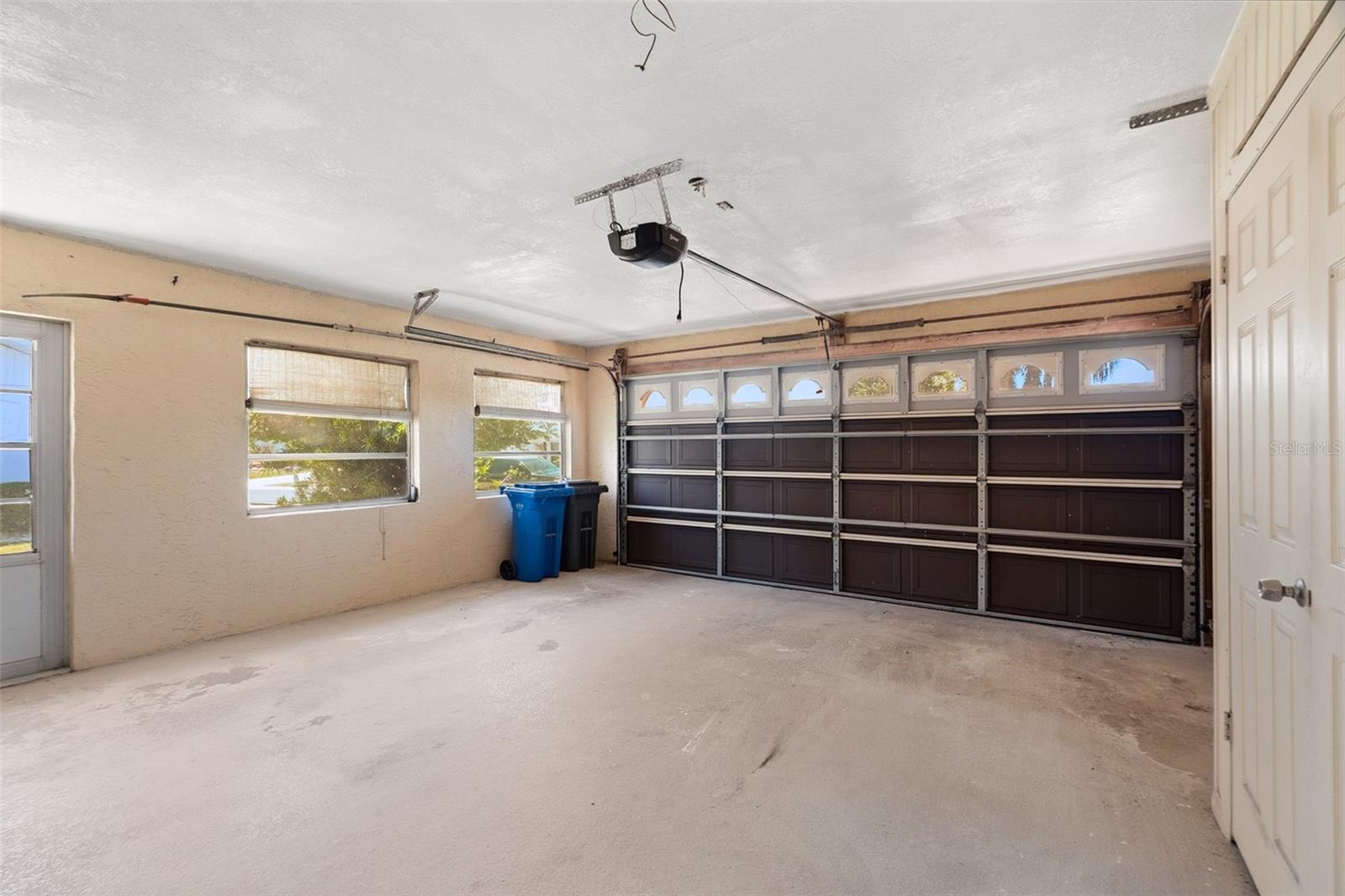 1027 BLUEWATER DR, SUN CITY CENTER, FL, 33573