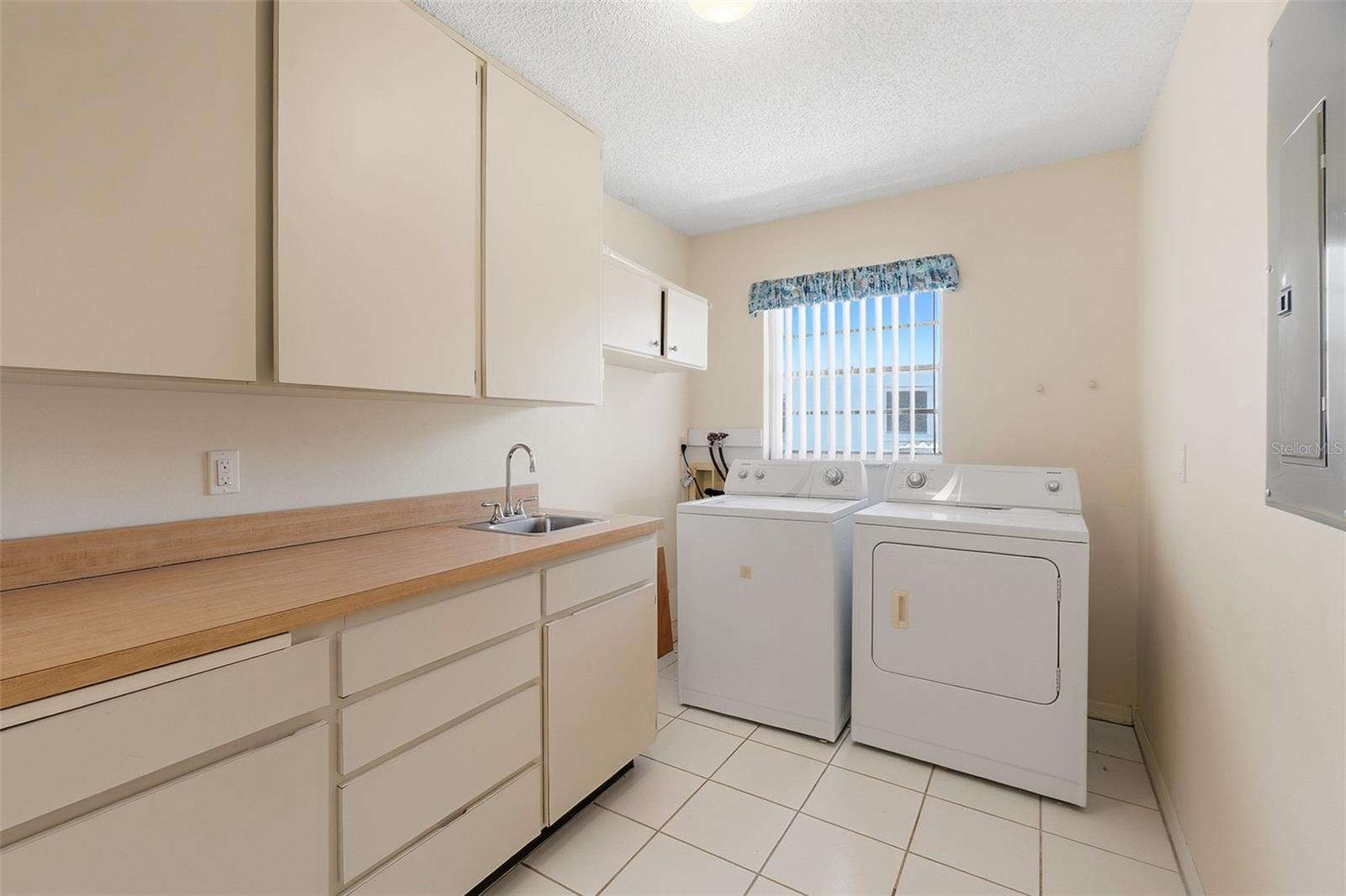 1027 BLUEWATER DR, SUN CITY CENTER, FL, 33573