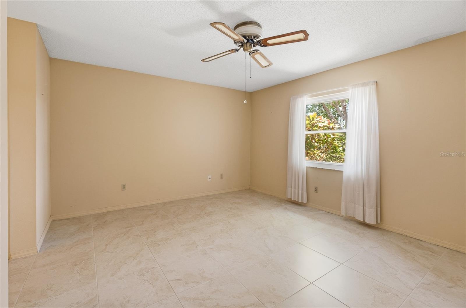 1027 BLUEWATER DR, SUN CITY CENTER, FL, 33573