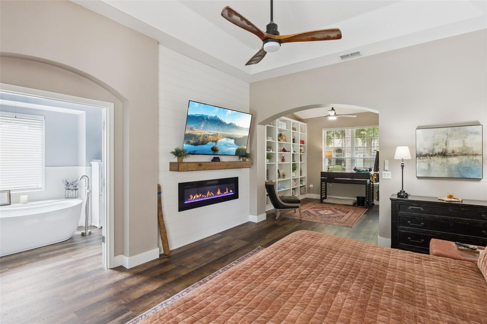 2360 PARK FOREST BLVD, MOUNT DORA, FL, 32757