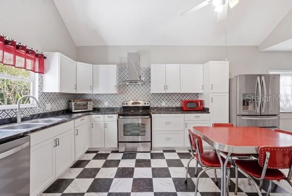 511 E MIRROR LAKE DR, FRUITLAND PARK, FL, 34731