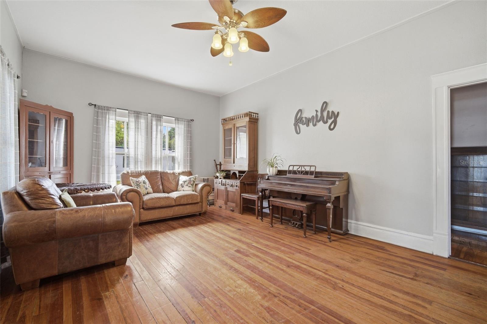 1201 W REYNOLDS ST, PLANT CITY, FL, 33563