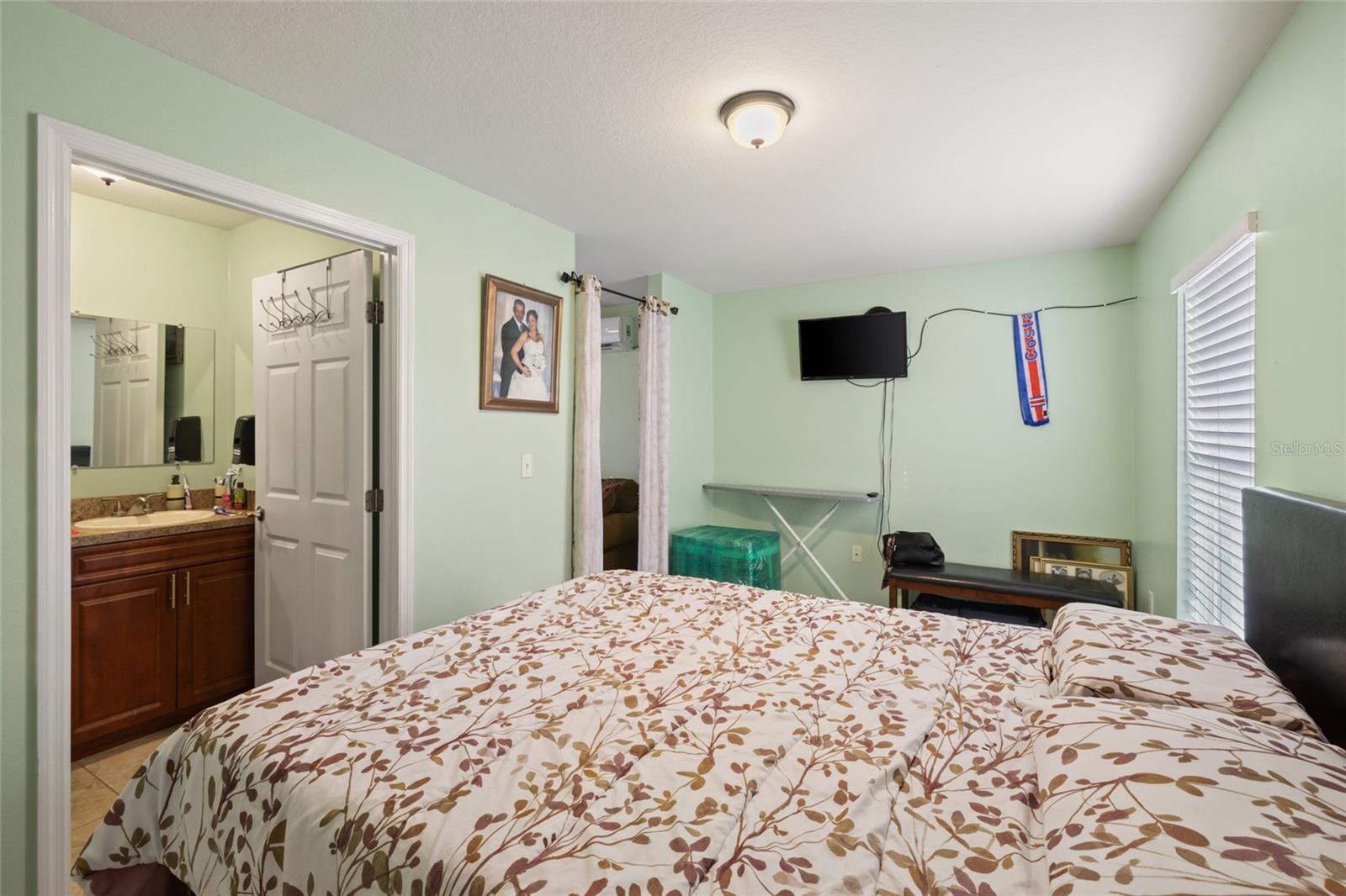 4704 TOWN N COUNTRY BLVD, TAMPA, FL, 33615