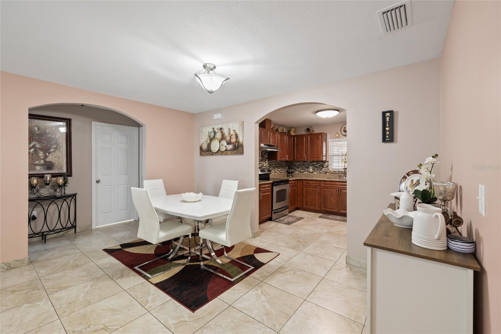 4704 TOWN N COUNTRY BLVD, TAMPA, FL, 33615