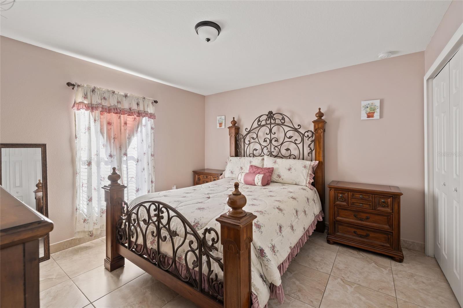 4704 TOWN N COUNTRY BLVD, TAMPA, FL, 33615