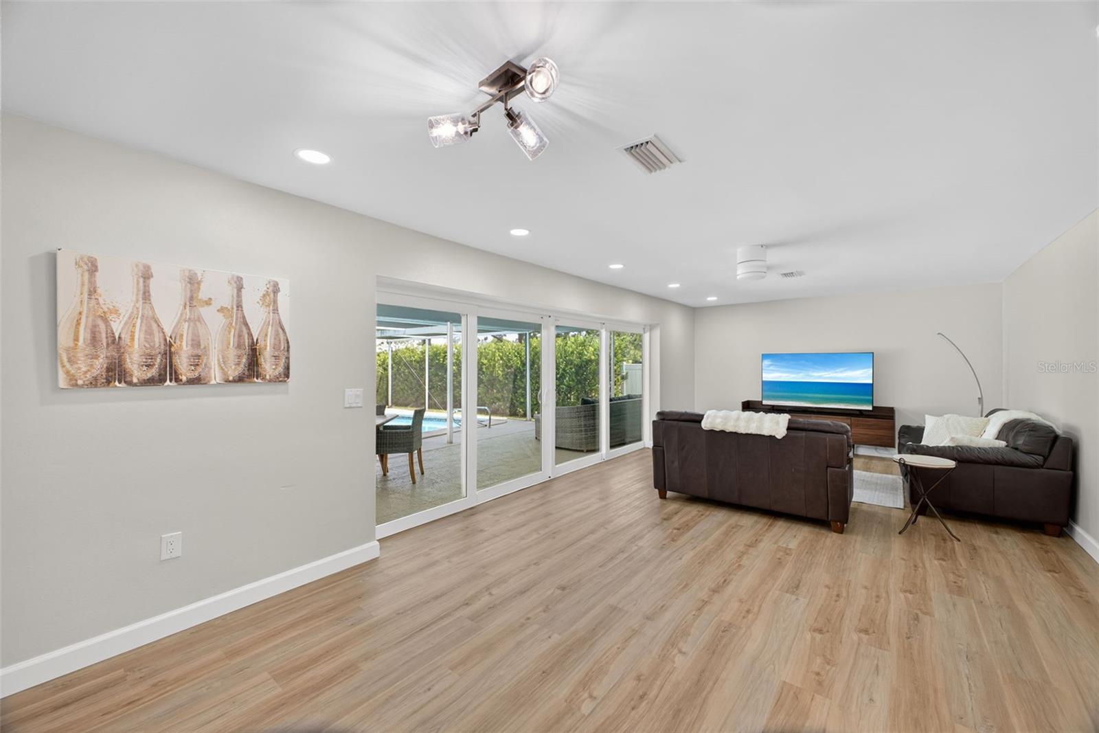 656 MEHLENBACHER RD, BELLEAIR, FL, 33756