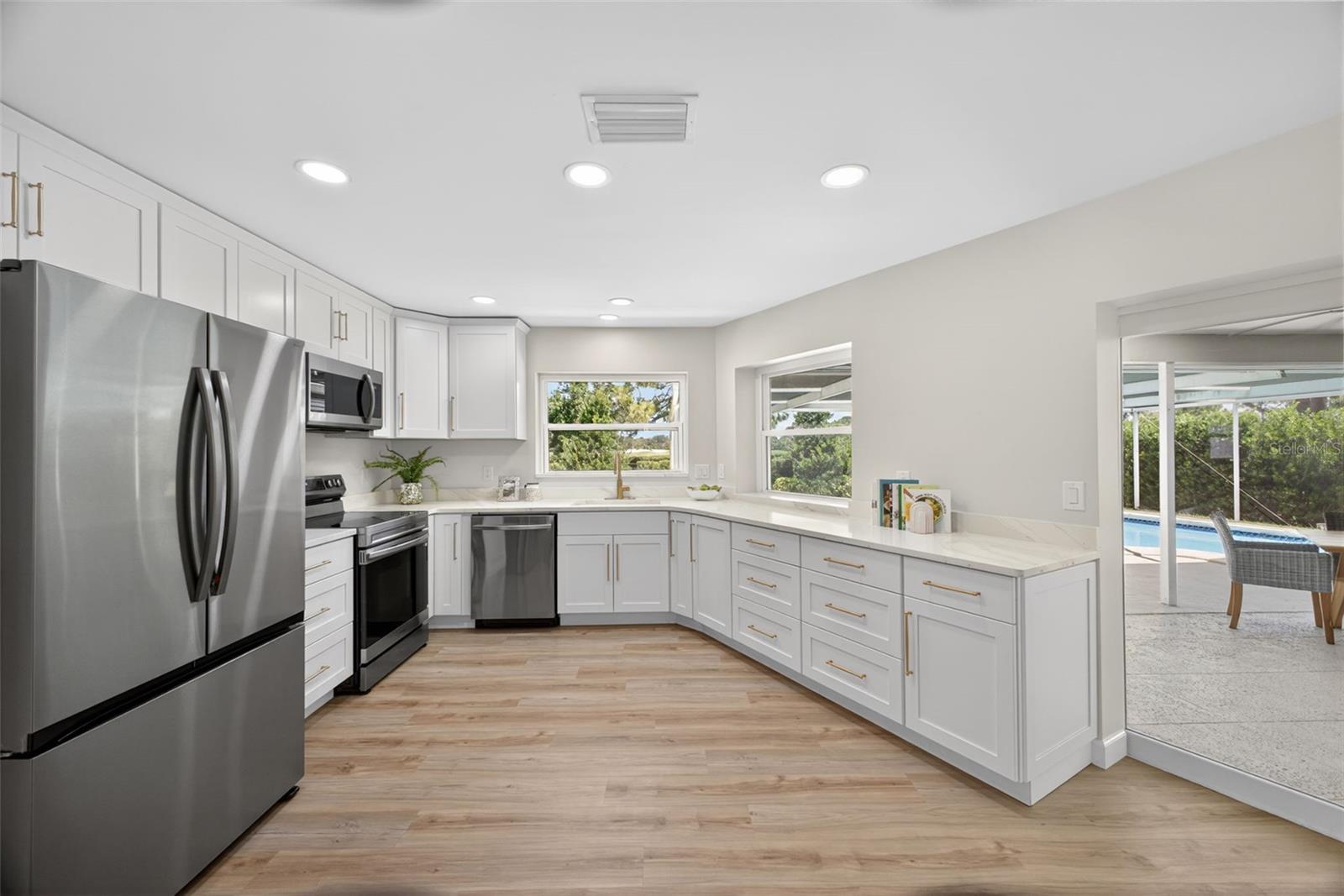 656 MEHLENBACHER RD, BELLEAIR, FL, 33756