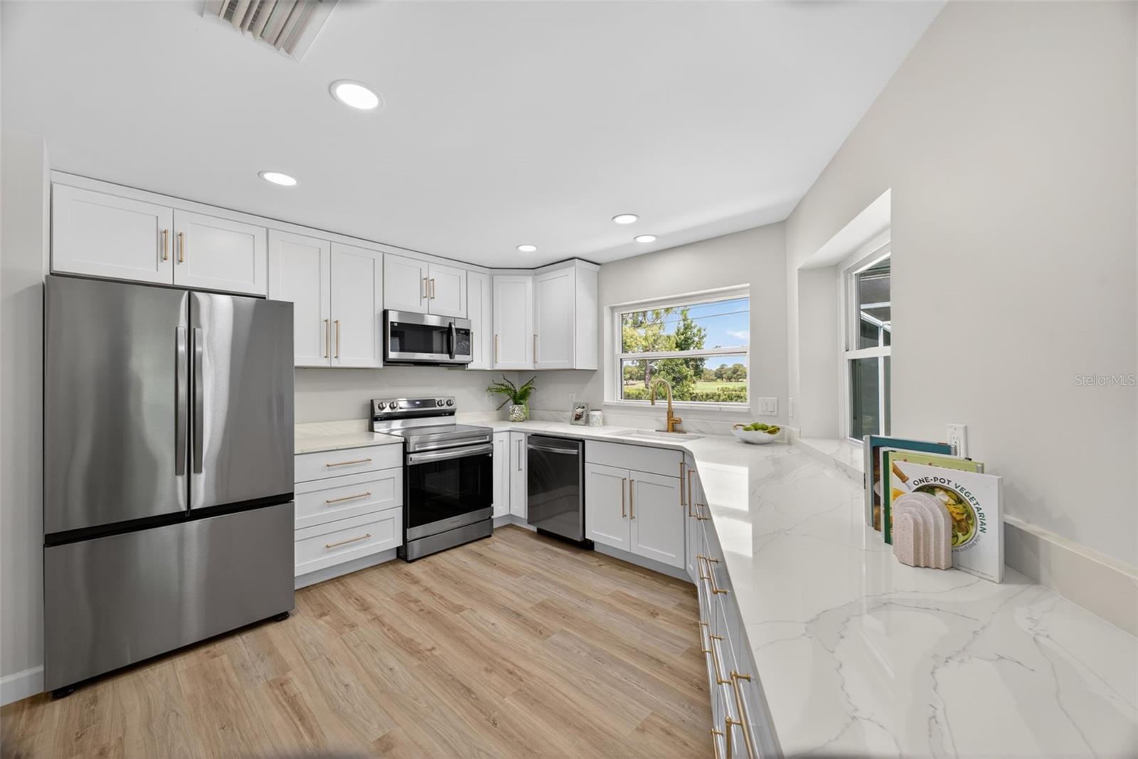 656 MEHLENBACHER RD, BELLEAIR, FL, 33756