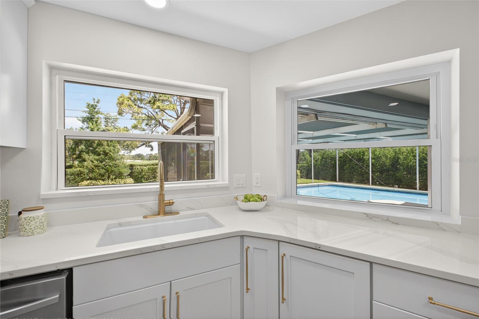 656 MEHLENBACHER RD, BELLEAIR, FL, 33756