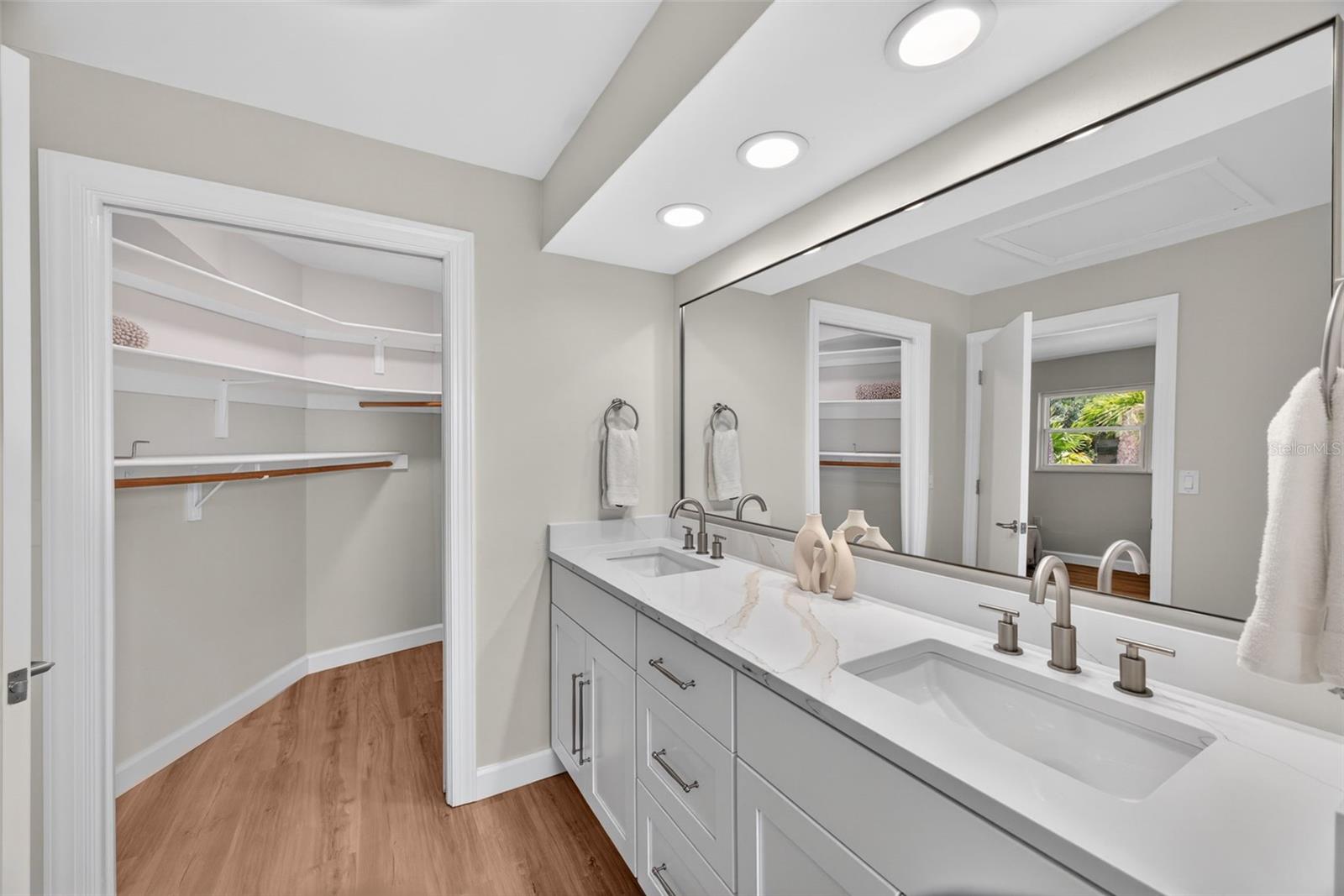 656 MEHLENBACHER RD, BELLEAIR, FL, 33756