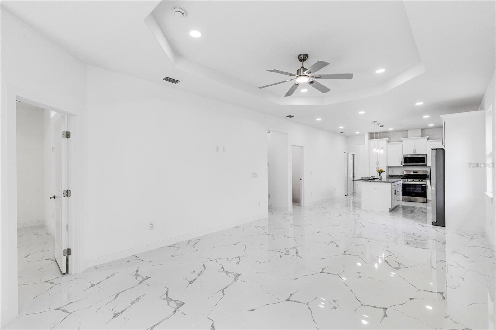806 W LOWRY LN, TAMPA, FL, 33604