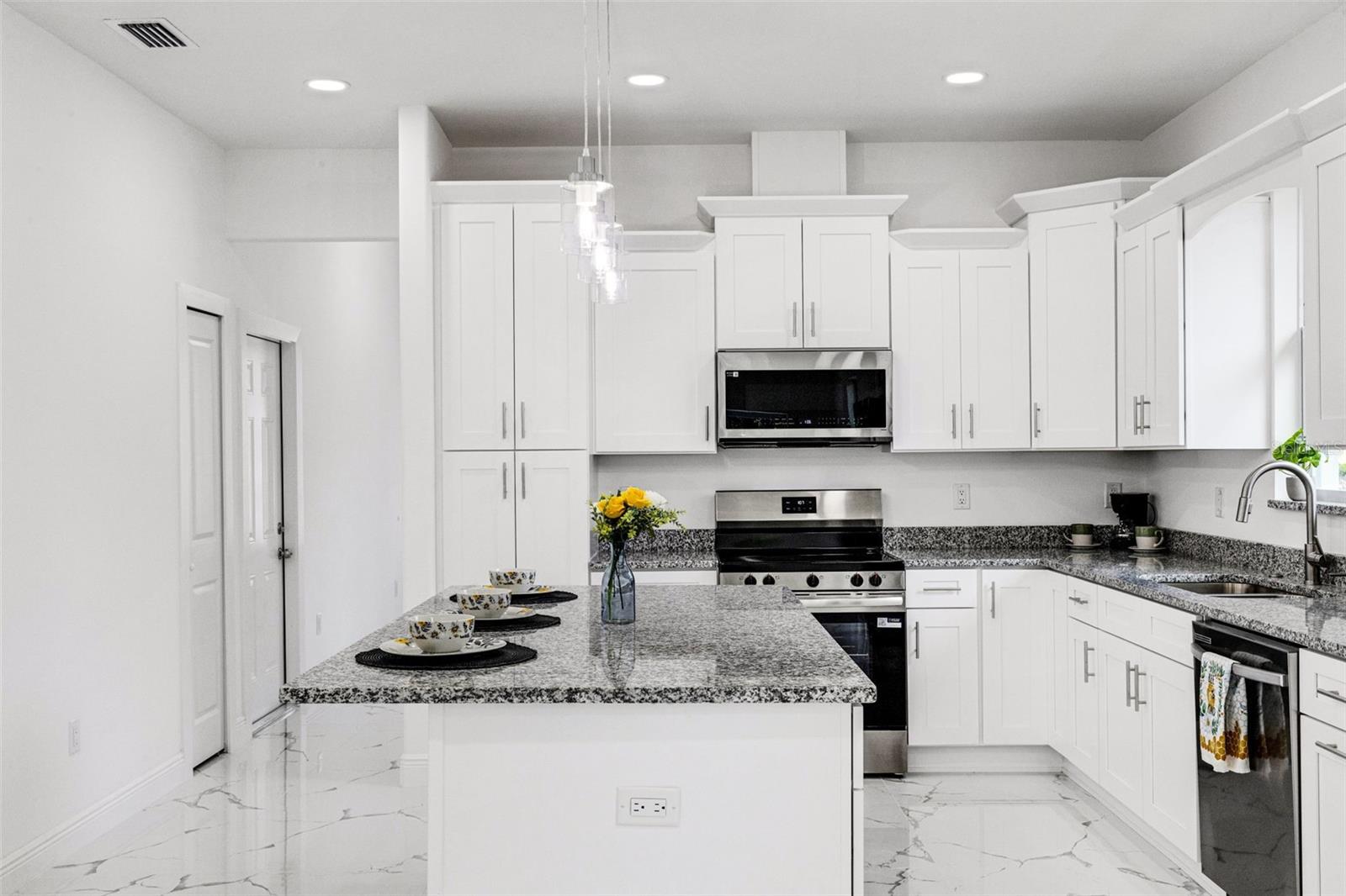 806 W LOWRY LN, TAMPA, FL, 33604