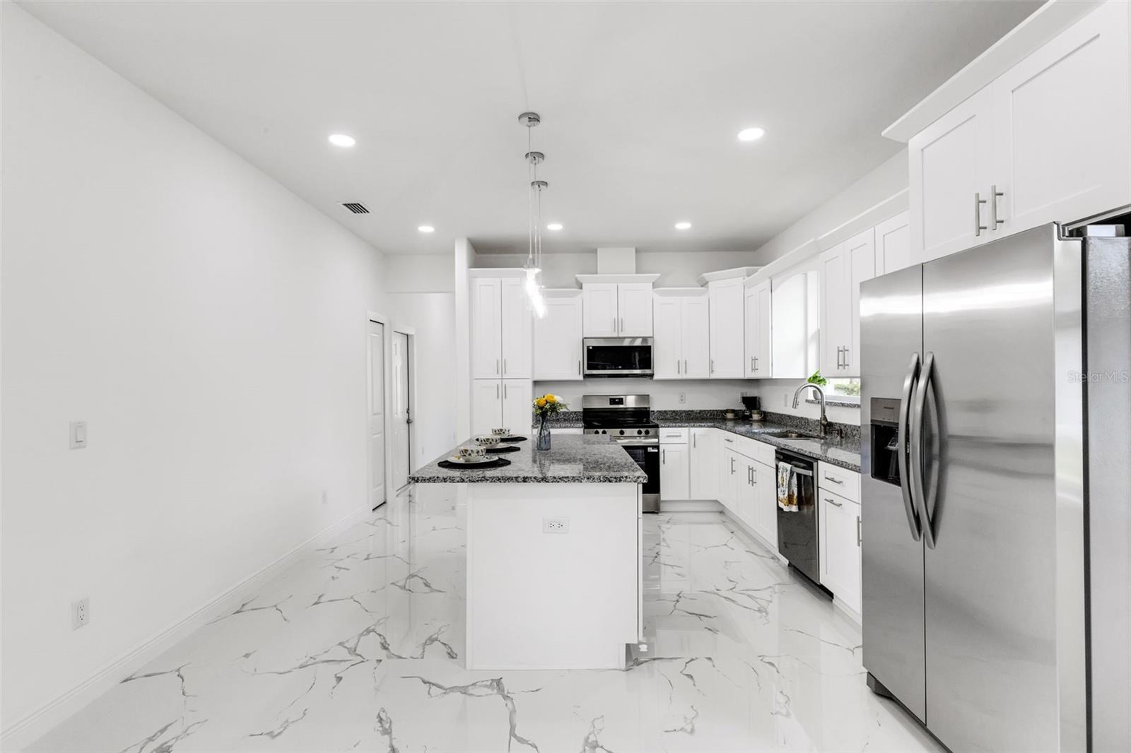 806 W LOWRY LN, TAMPA, FL, 33604