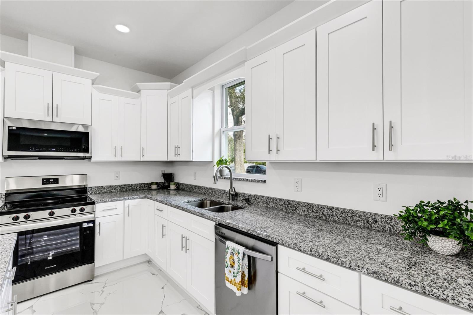 806 W LOWRY LN, TAMPA, FL, 33604