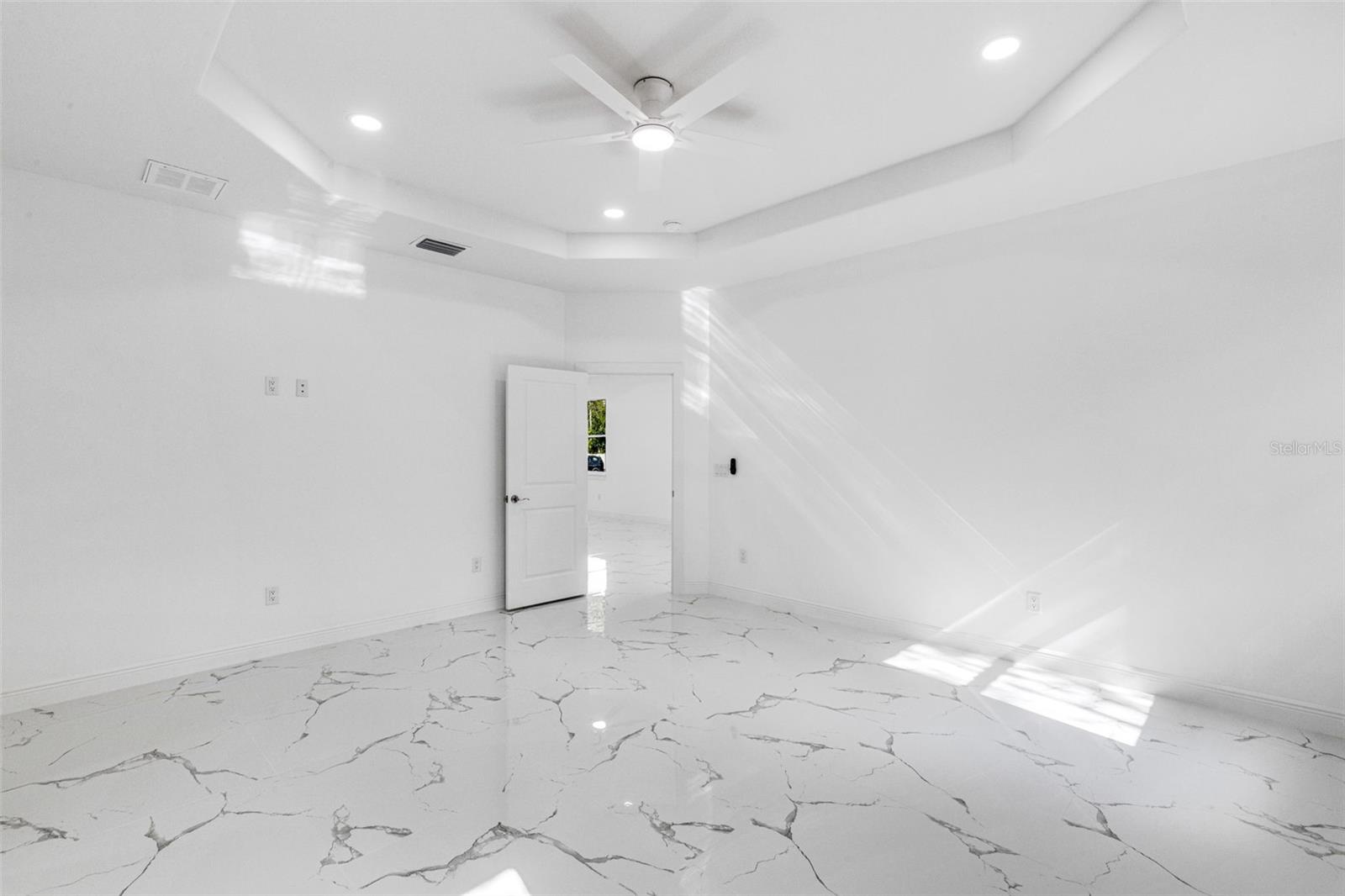 806 W LOWRY LN, TAMPA, FL, 33604