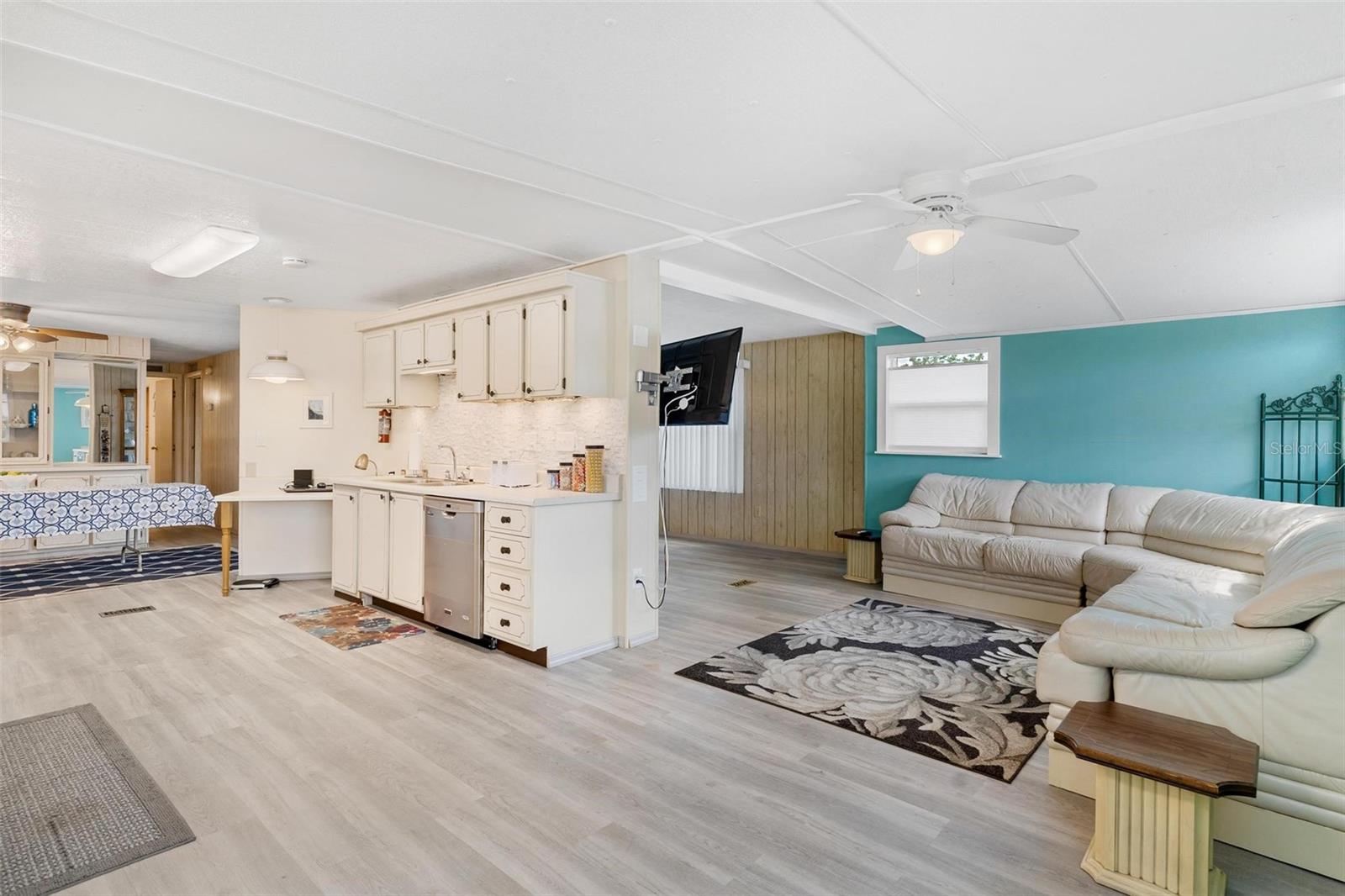 717 W COACH N FOUR DR, LEESBURG, FL, 34748