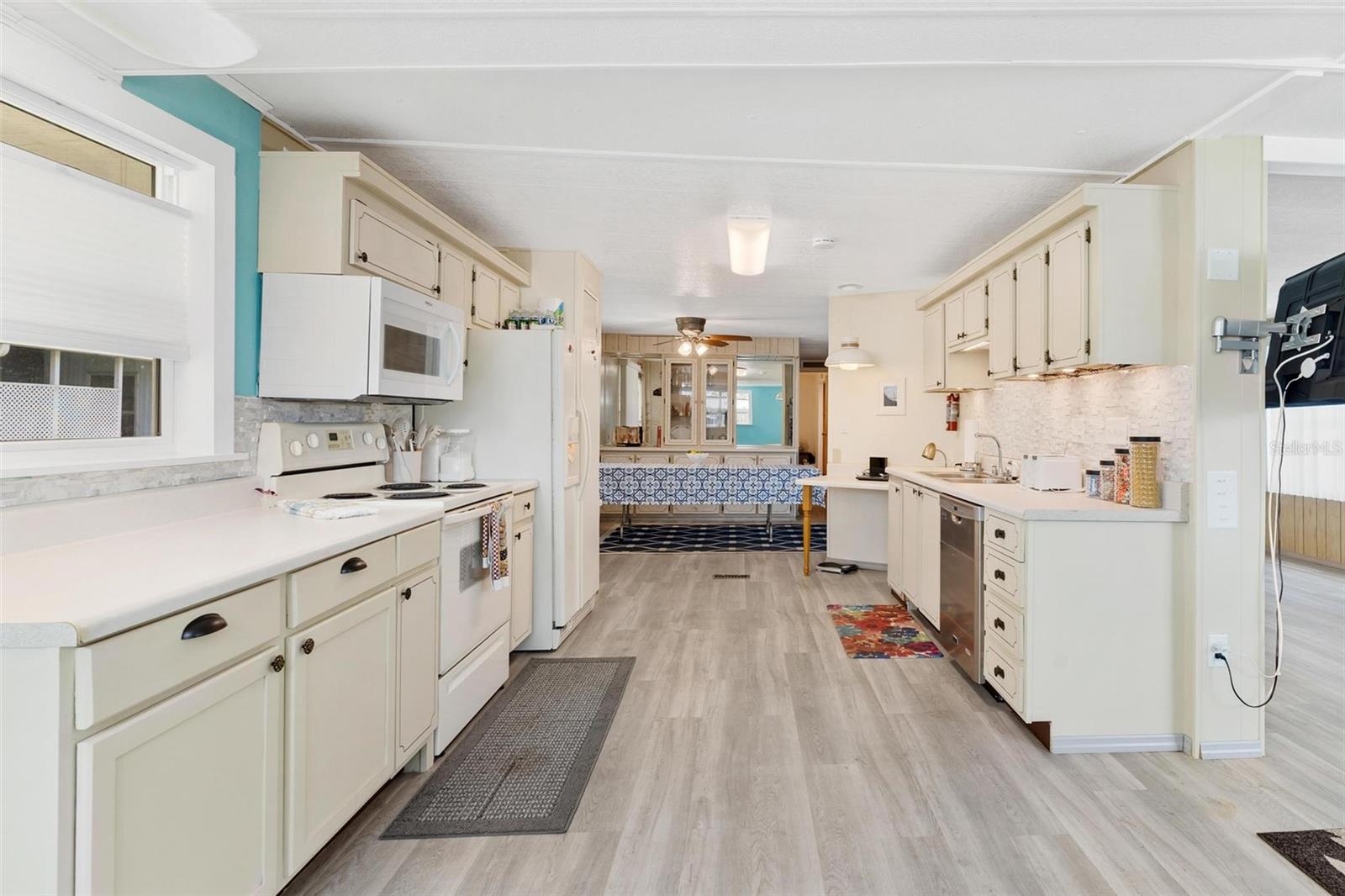 717 W COACH N FOUR DR, LEESBURG, FL, 34748