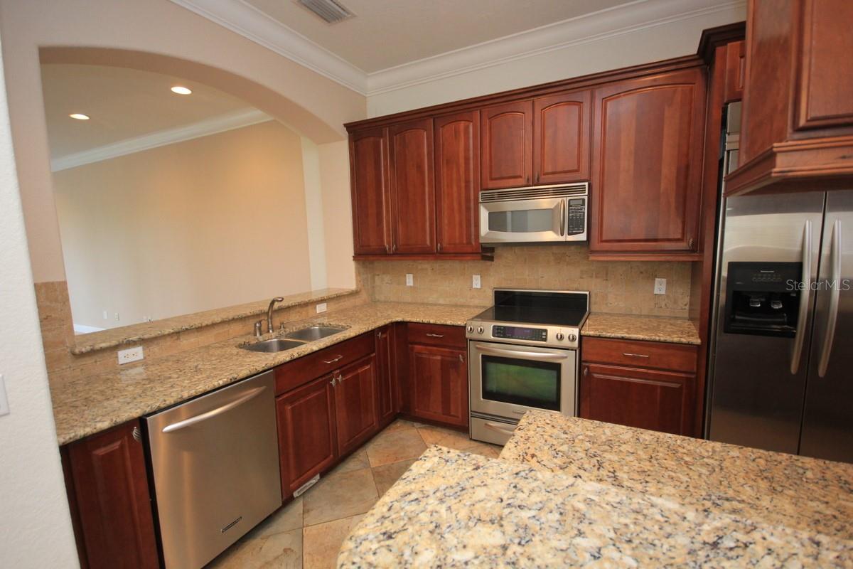 6002 YEATS MANOR DR #105, TAMPA, FL, 33616