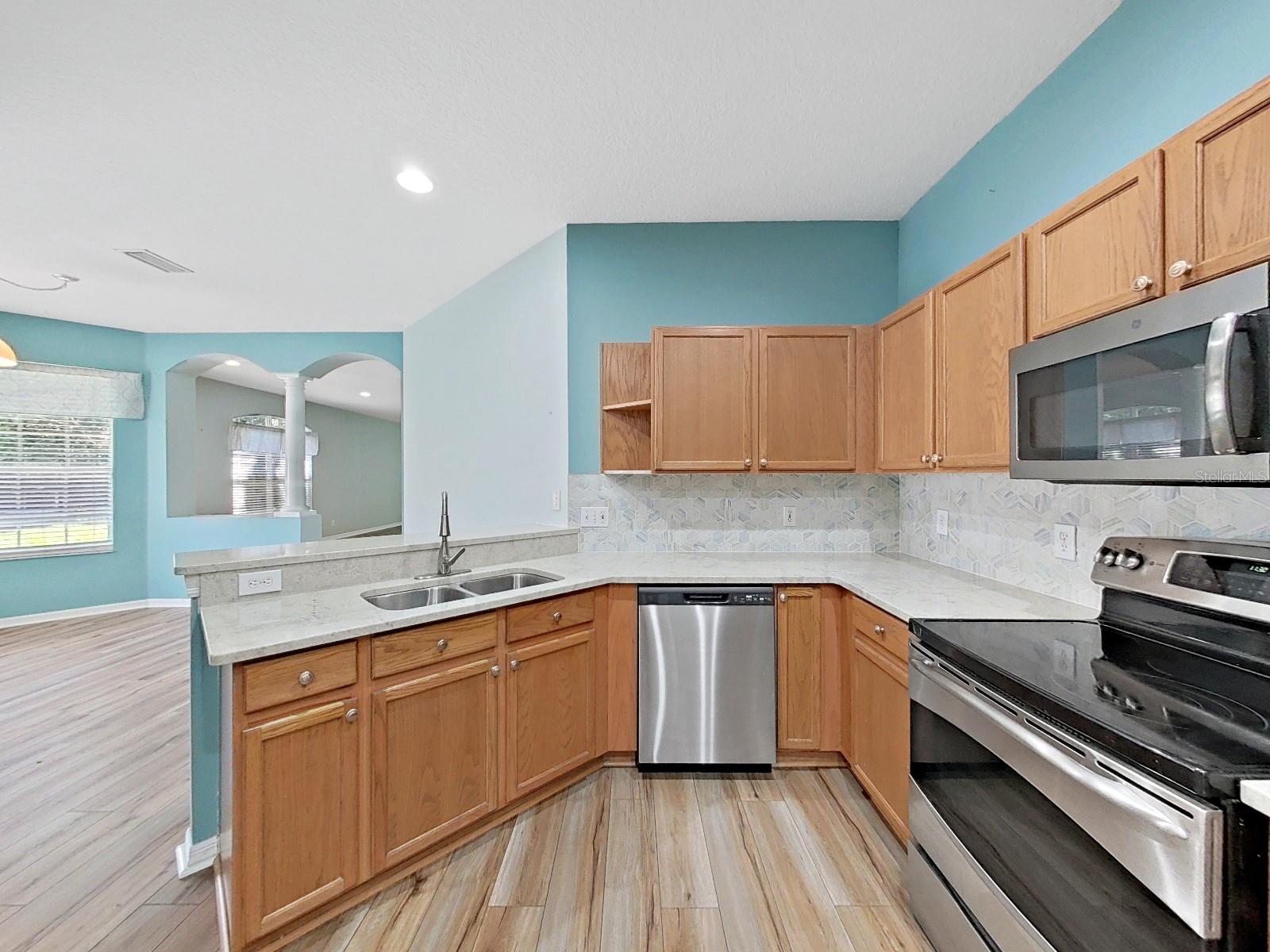 6077 SANDHILL RIDGE DR, LITHIA, FL, 33547