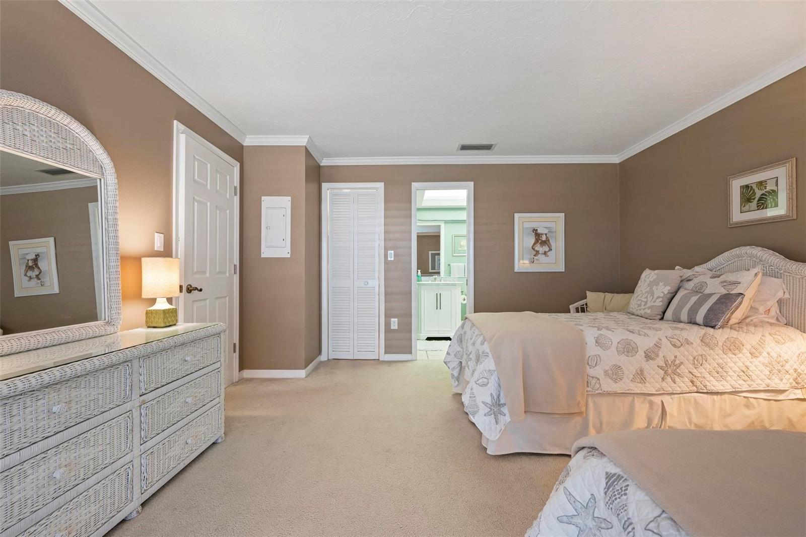 711 MANATEE AVE, HOLMES BEACH, FL, 34217