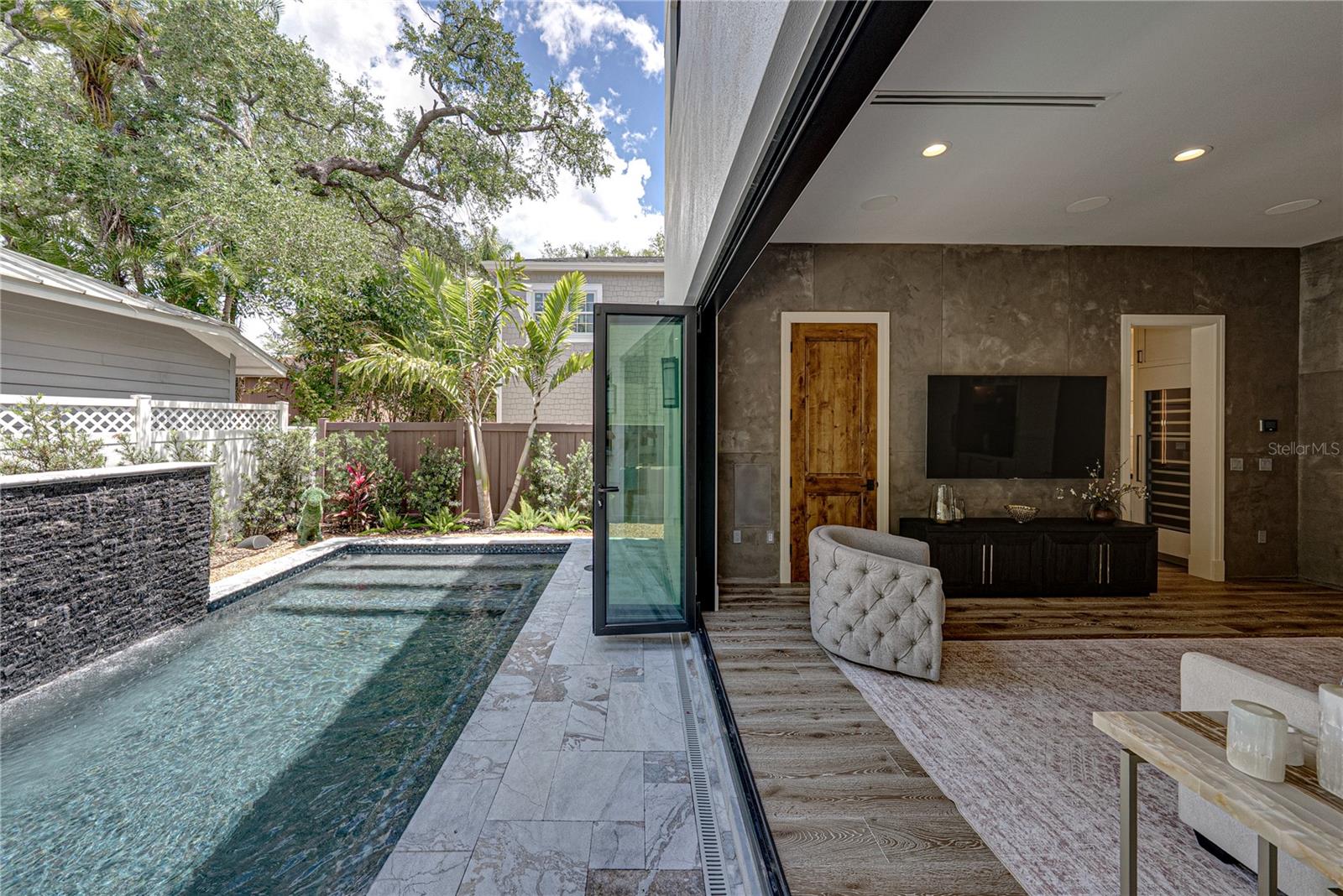 2903 W HAWTHORNE RD, TAMPA, FL, 33611