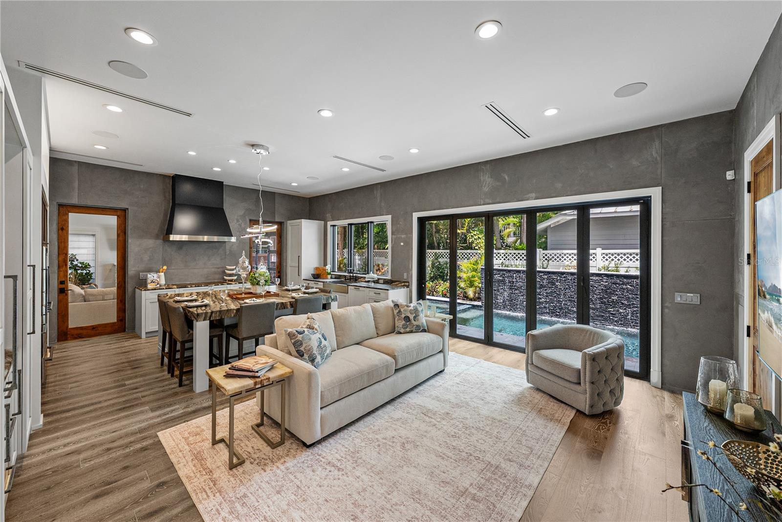 2903 W HAWTHORNE RD, TAMPA, FL, 33611