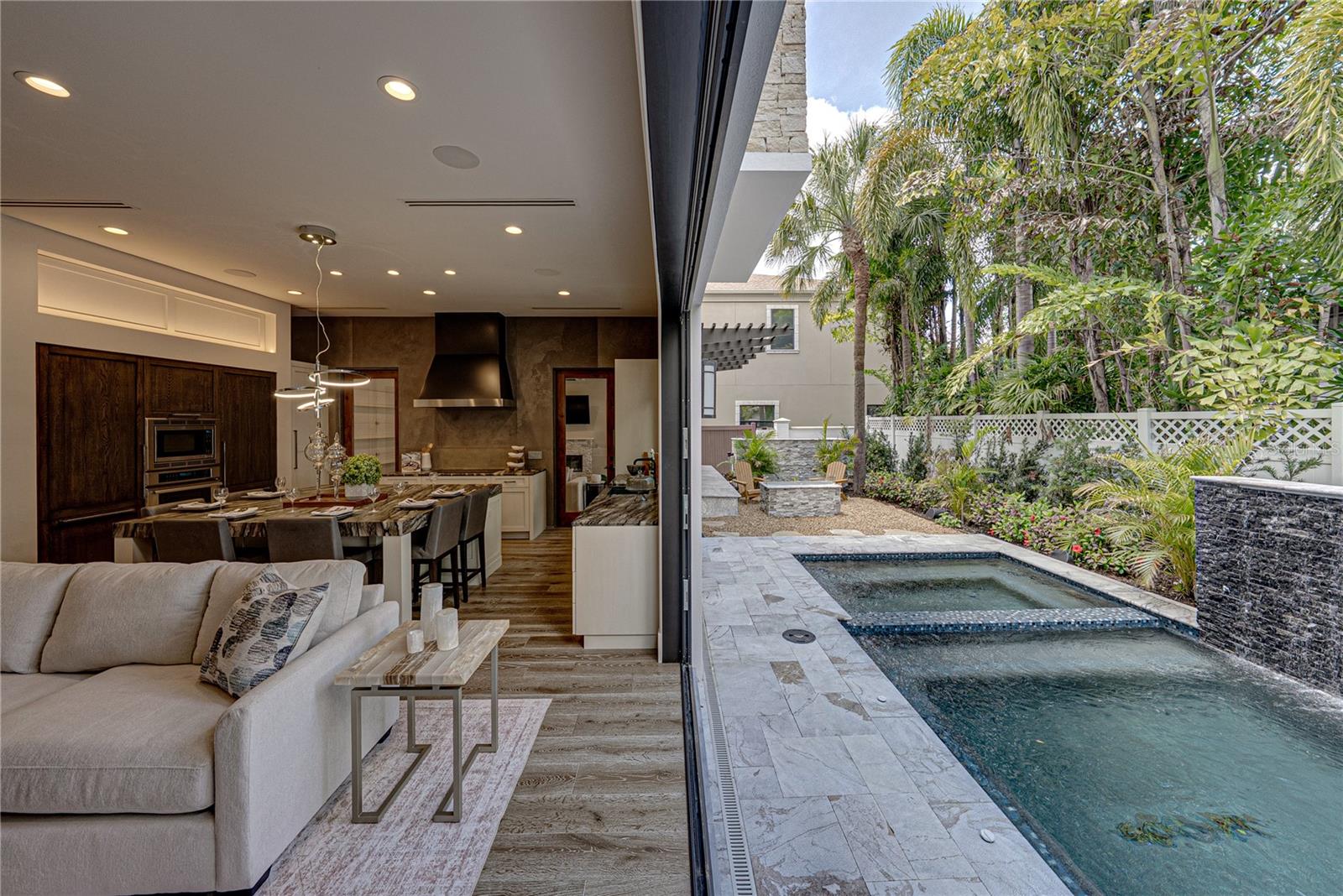 2903 W HAWTHORNE RD, TAMPA, FL, 33611