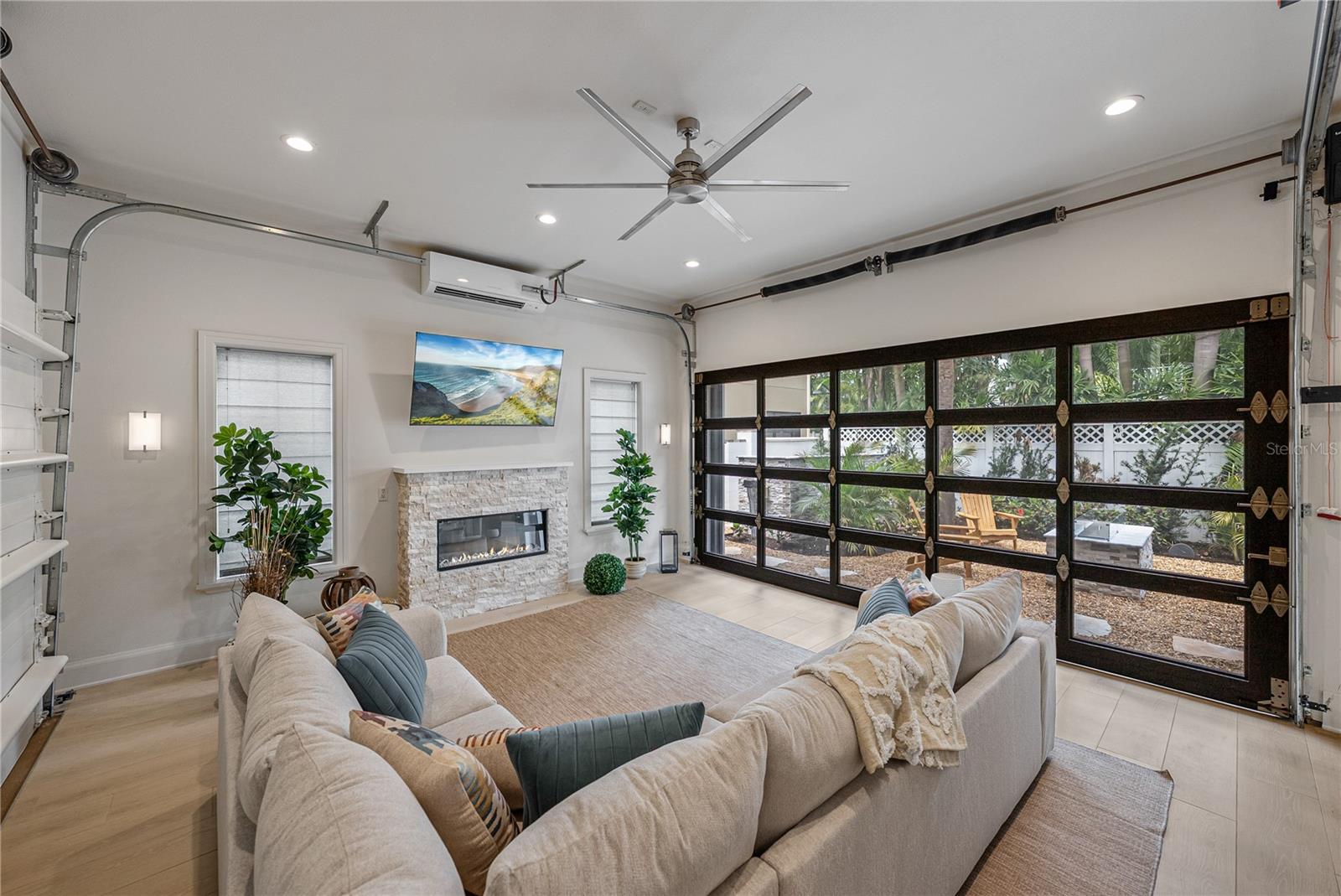 2903 W HAWTHORNE RD, TAMPA, FL, 33611