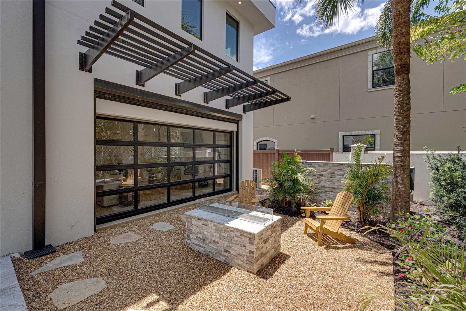 2903 W HAWTHORNE RD, TAMPA, FL, 33611